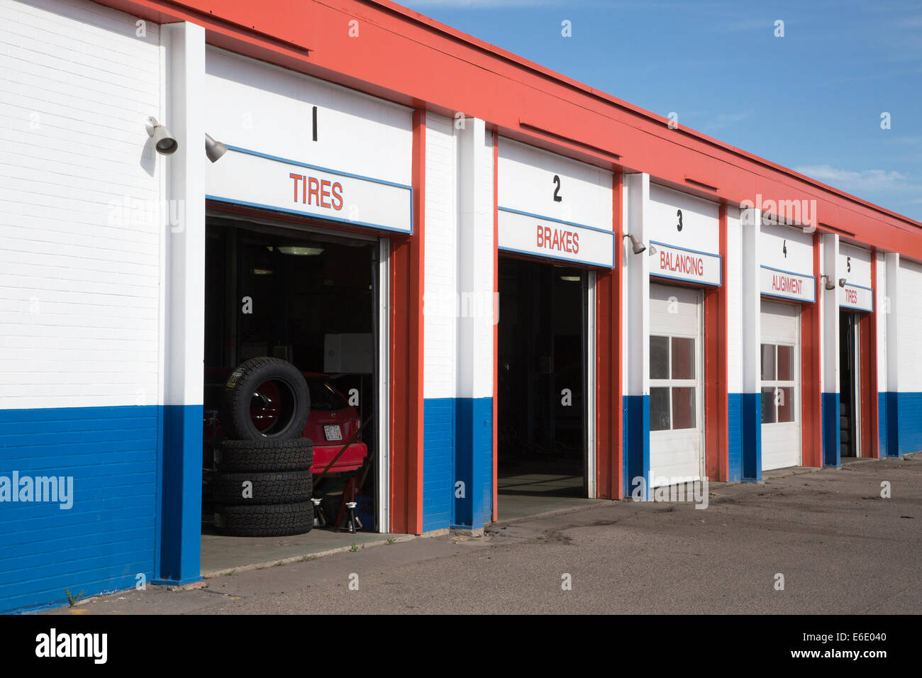 Kal Tire, negocio de venta al por menor de neumáticos Foto de stock