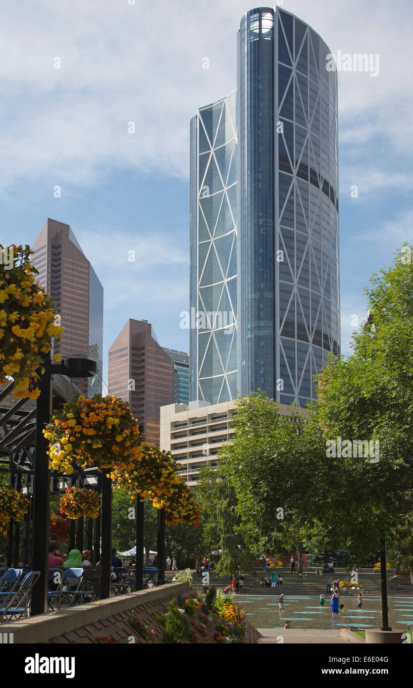 El centro de Calgary con la torre Bow Tower de vidrio y acero, uno de los edificios más altos de la ciudad, y la plaza olímpica en primer plano Foto de stock