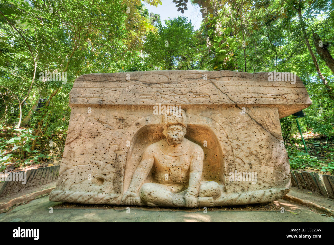 La olmeca de talla de piedra llamado Altar triunfal en La Venta Parque en Villahermosa, Tabasco, México. Foto de stock