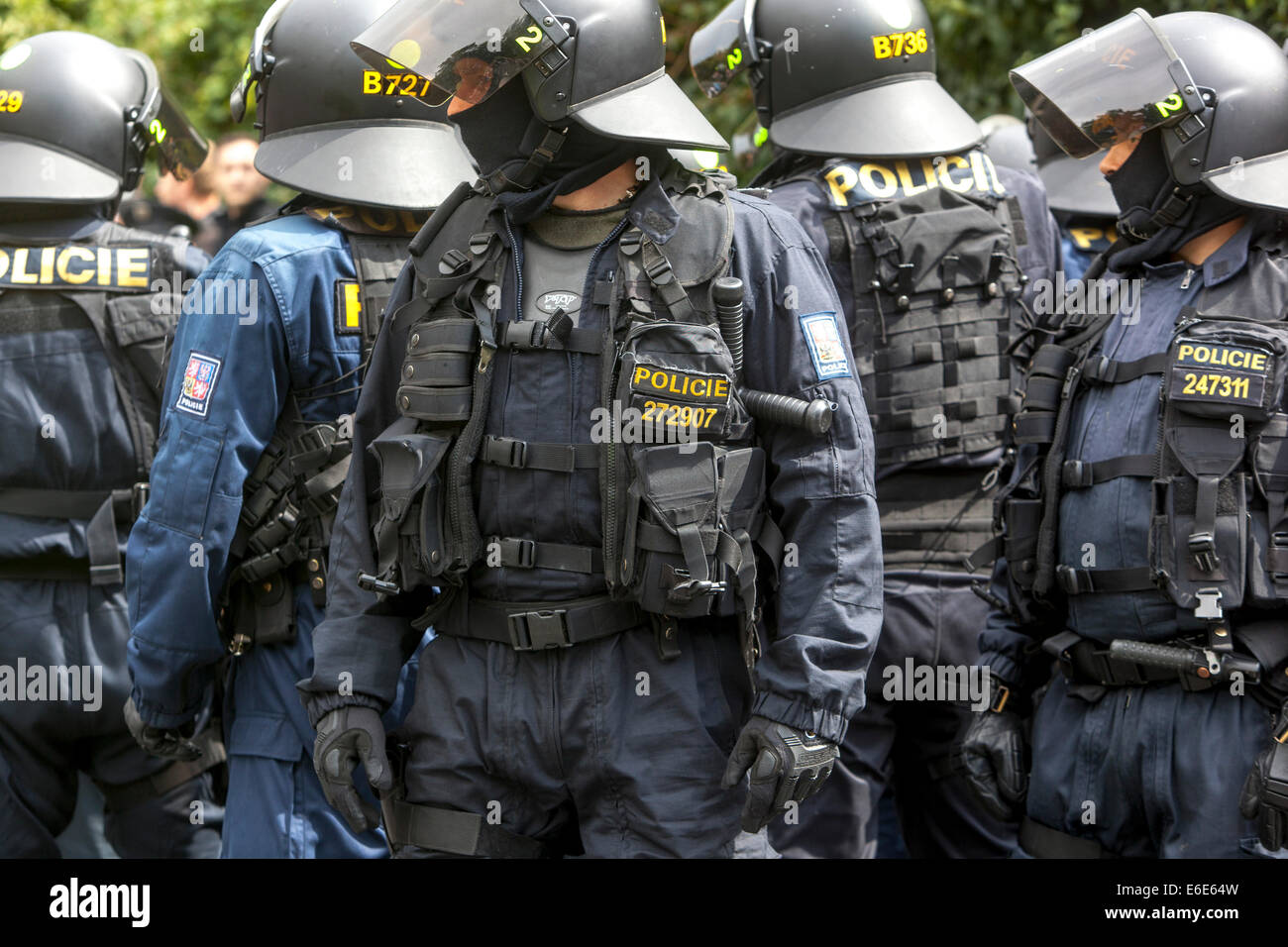 La unidad de intervención de la policía checa en uniforme Foto de stock