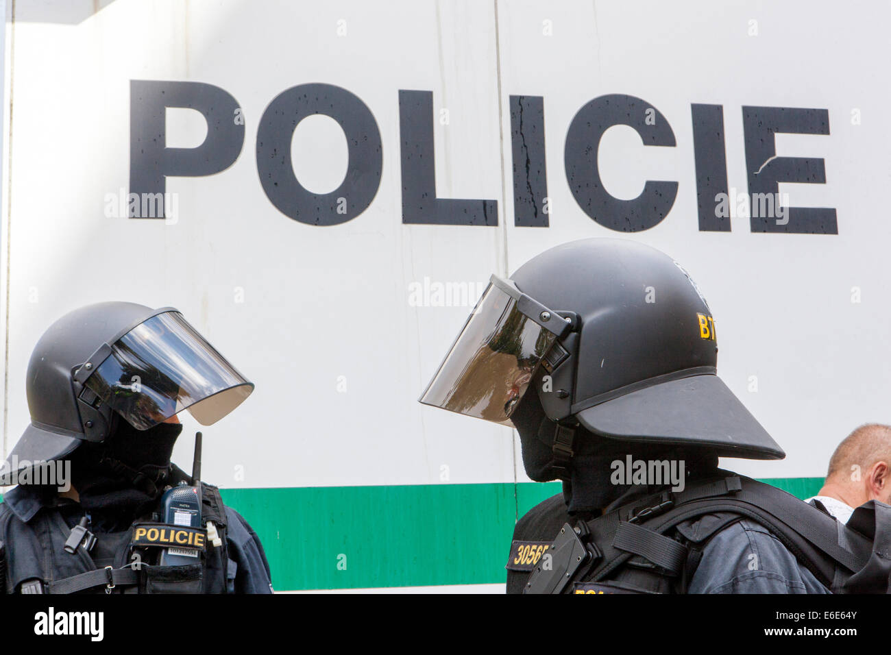 Unidad de intervención de la policía Checa en uniforme, escuadrón de la República Checa casco de la policía antidisturbios Foto de stock