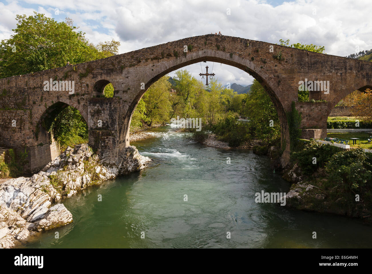 Puente romano de cangas de onis fotografías e imágenes de alta resolución Alamy
