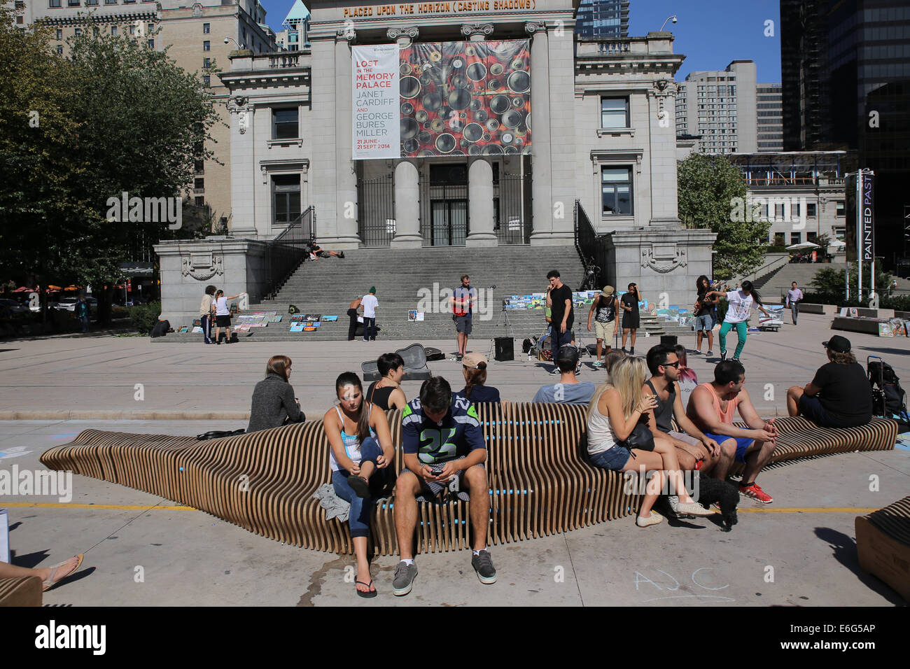 Gente sentada fuera de relajar el verano Vancouver Foto de stock