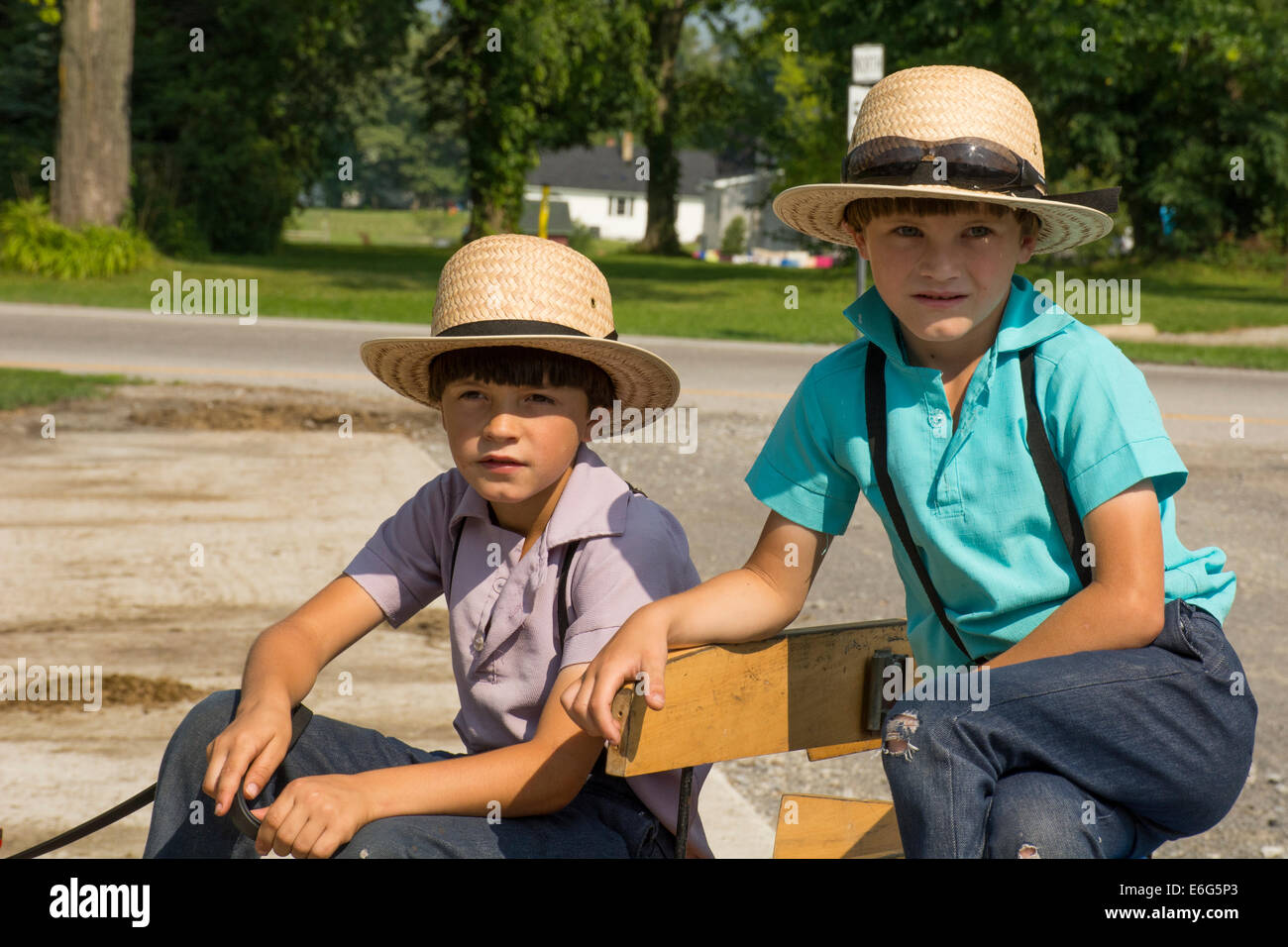 Ohio, Geauga County, Mesopotamia. Jóvenes muchachos típica Amish en el