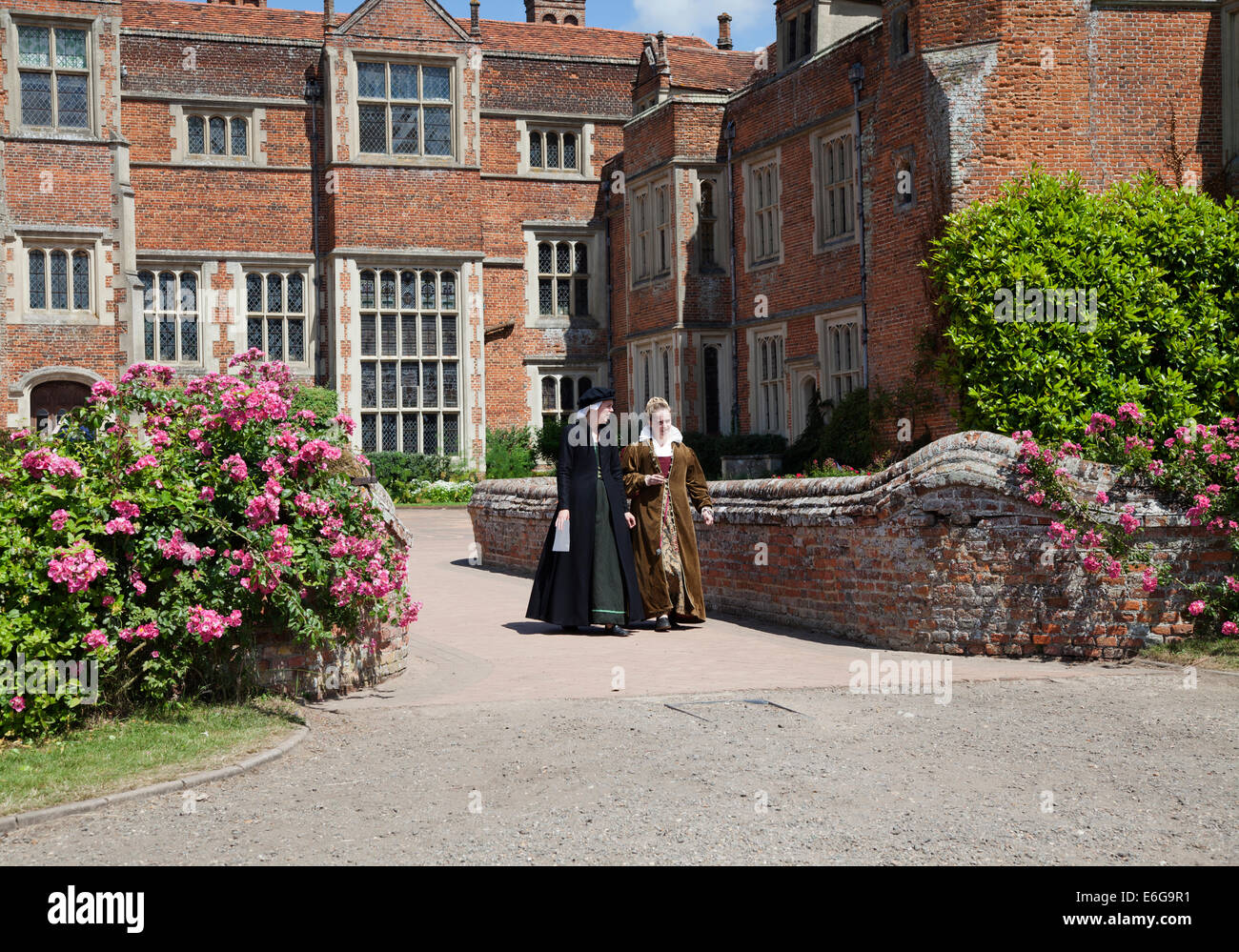Dos damas Tudor del siglo 16th fuera de una mansión Tudor Foto de stock