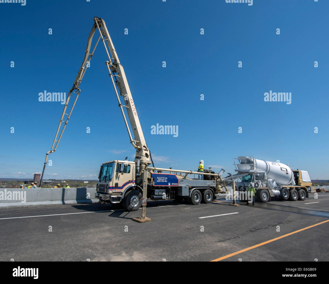 Bomberos y camiones hormigonera en I-95 New Haven Harbour Crossing Project. Foto de stock