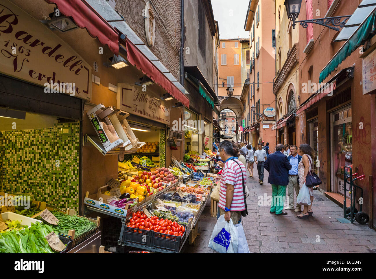 Producir puestos en la Via Pescherie Vecchie en el histórico distrito del mercado cuadrilátero, Bolonia, Emilia Romagna, Italia Foto de stock