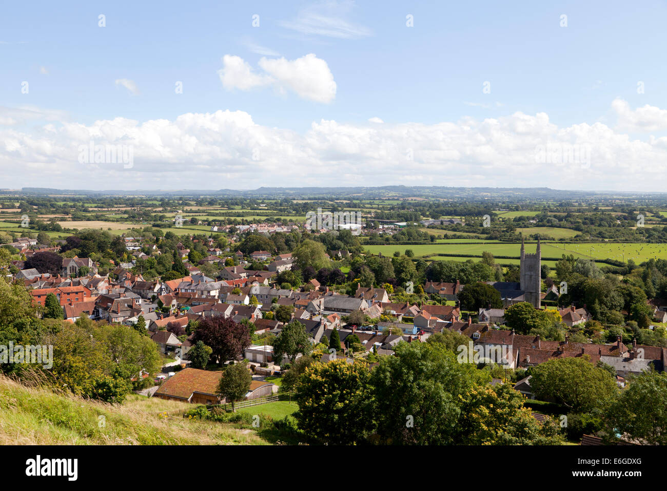 Con vistas a la localidad de mera en Wiltshire, Inglaterra, desde la colina del castillo. Foto de stock