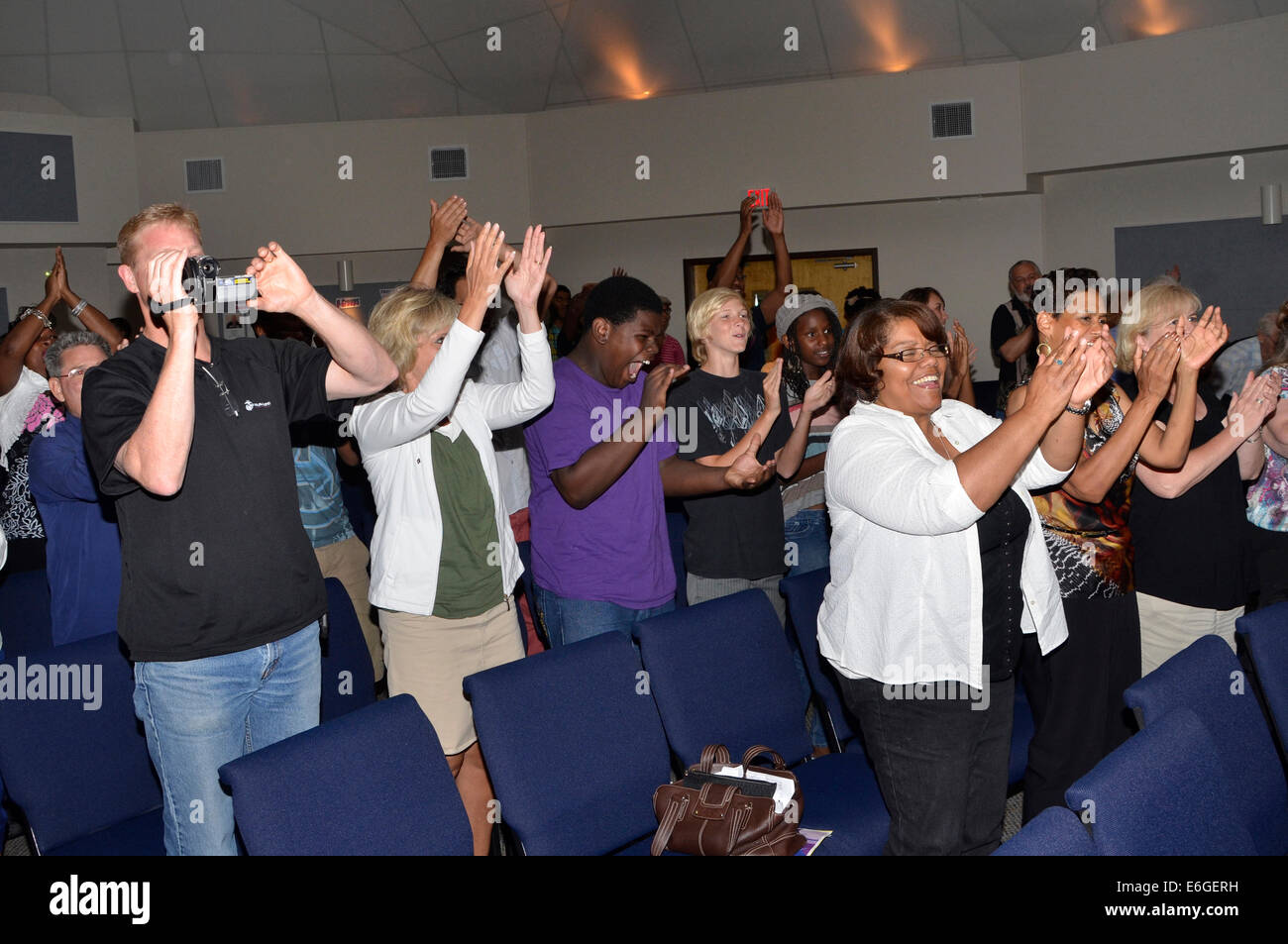 Algunas personas en un evangelio concierto en Riverdale, Maryland Foto de stock