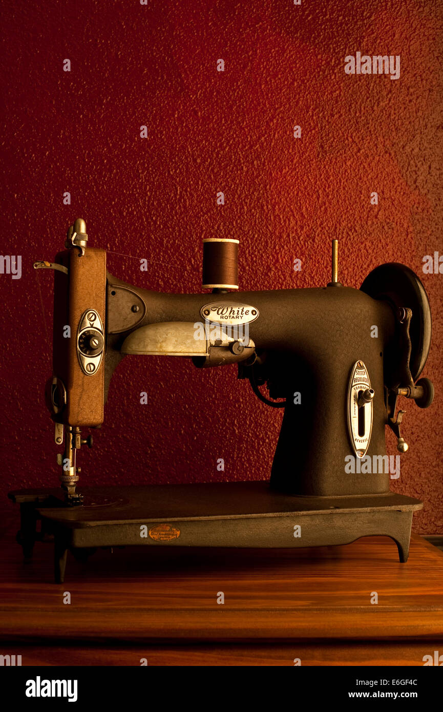 Antigua máquina de coser Foto de stock