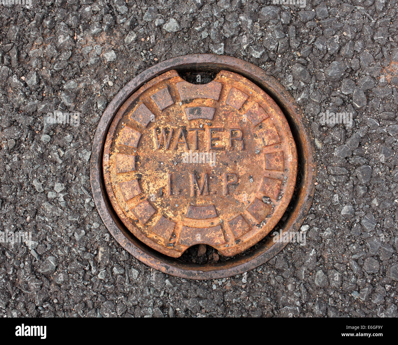 giro Península Orbita Tapa de registro circular para el drenaje de agua en el pavimento  Fotografía de stock - Alamy
