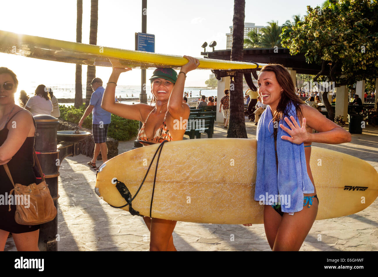 Hawaii,Hawaiian,Honolulu,Waikiki Beach,Kalakaua Avenue,Kuhio Beach Park,adultos mujeres mujeres mujeres mujeres mujeres dama,amigos,surfista,llevando tabla de surf,visitante Foto de stock