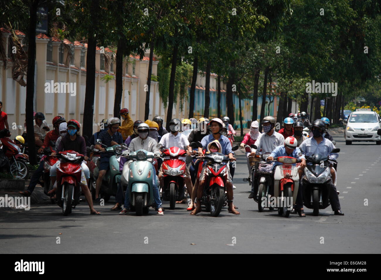 Los motoristas parando en cruce de calles en la ciudad de Ho Chi Minh, Vietnam Foto de stock
