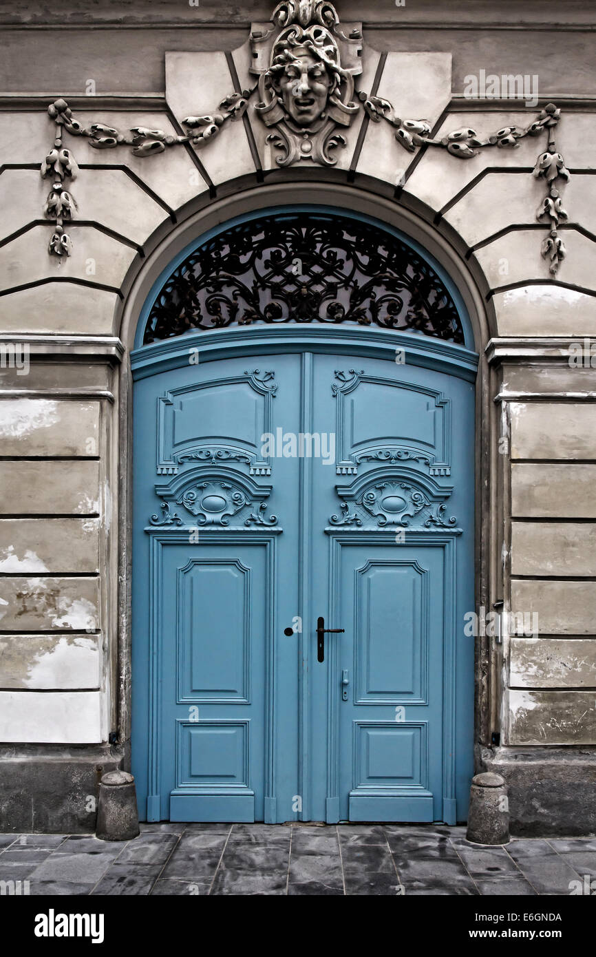 Doble puerta de madera vieja azul en la parte frontal de la casa Fotografía  de stock - Alamy