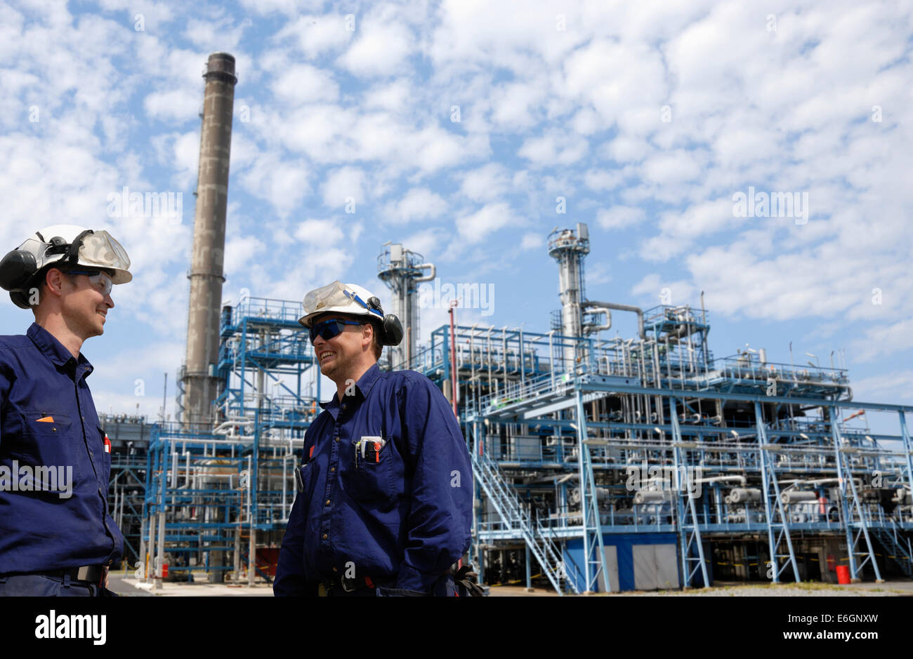 Los trabajadores petroleros y de la industria de la refinería grande Foto de stock