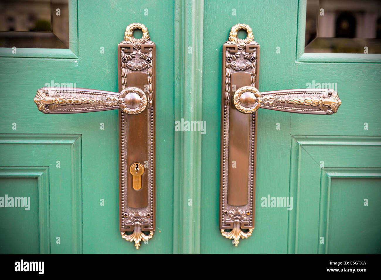 Tiradores negros de la puerta: Diseño elegante y moderno - China Tirador de  puerta, tirador de puerta de acero inoxidable