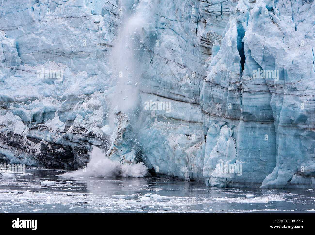 Trozos de hielo que se desprenden de la Bahía del Glaciar glaciar de Margerie, Alaska, parte del Parque Nacional de Glacier Bay y preservar. El Foto de stock