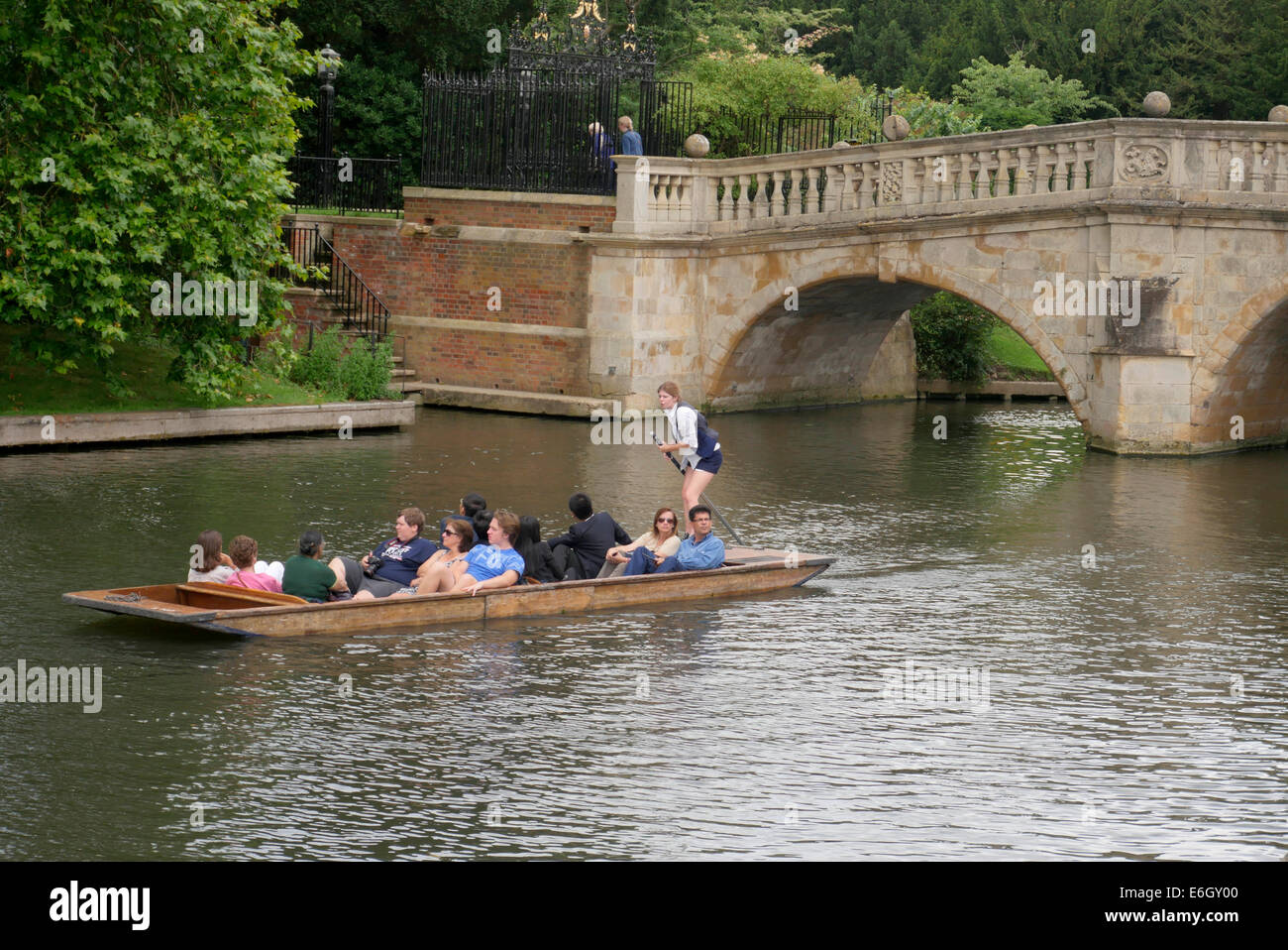 Vida universitaria - punts del río Cam, cerca de la Universidad de Cambridge, Cambridge, Inglaterra Foto de stock