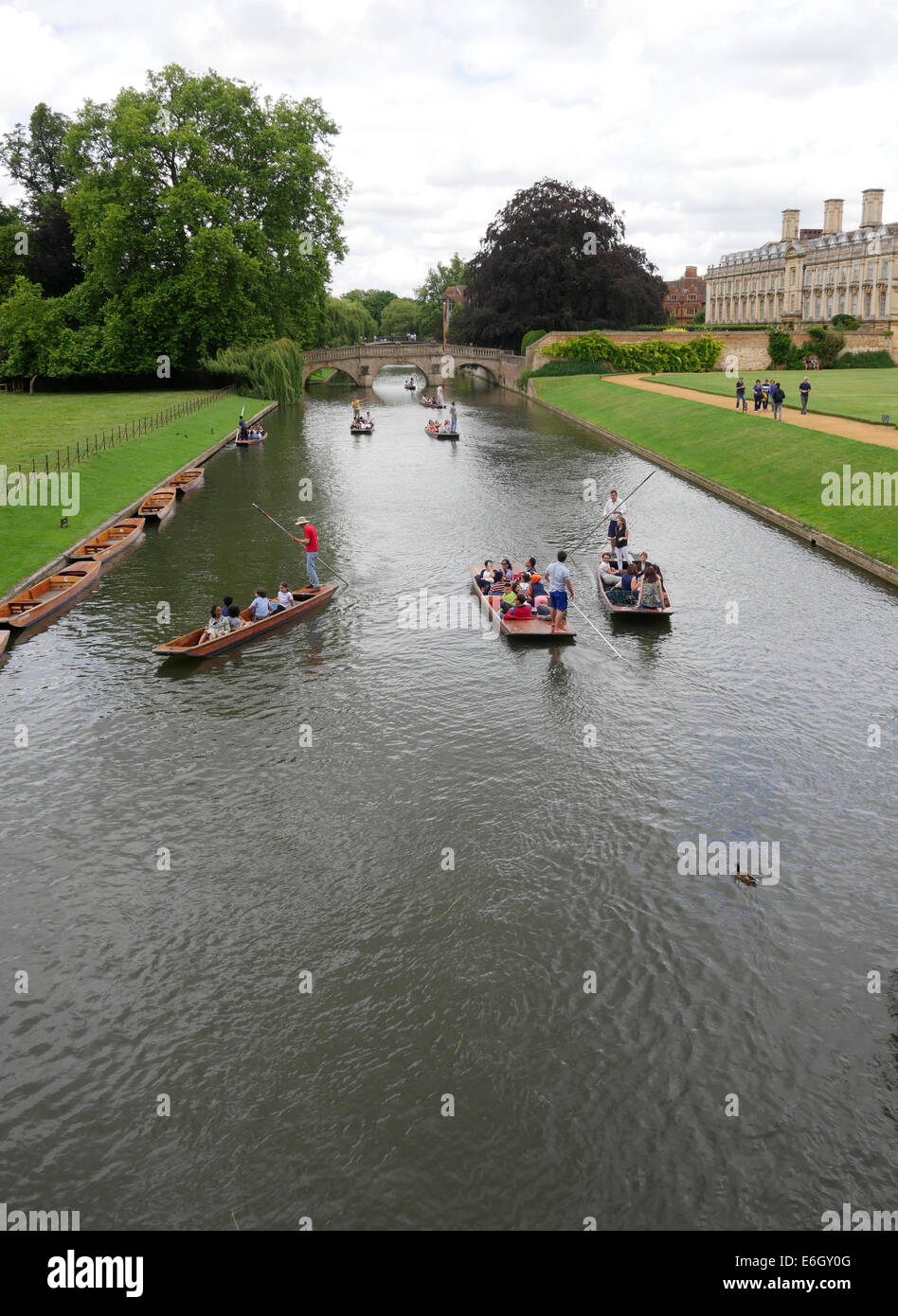 Vida universitaria - punts del río Cam, cerca de la Universidad de Cambridge, Cambridge, Inglaterra Foto de stock
