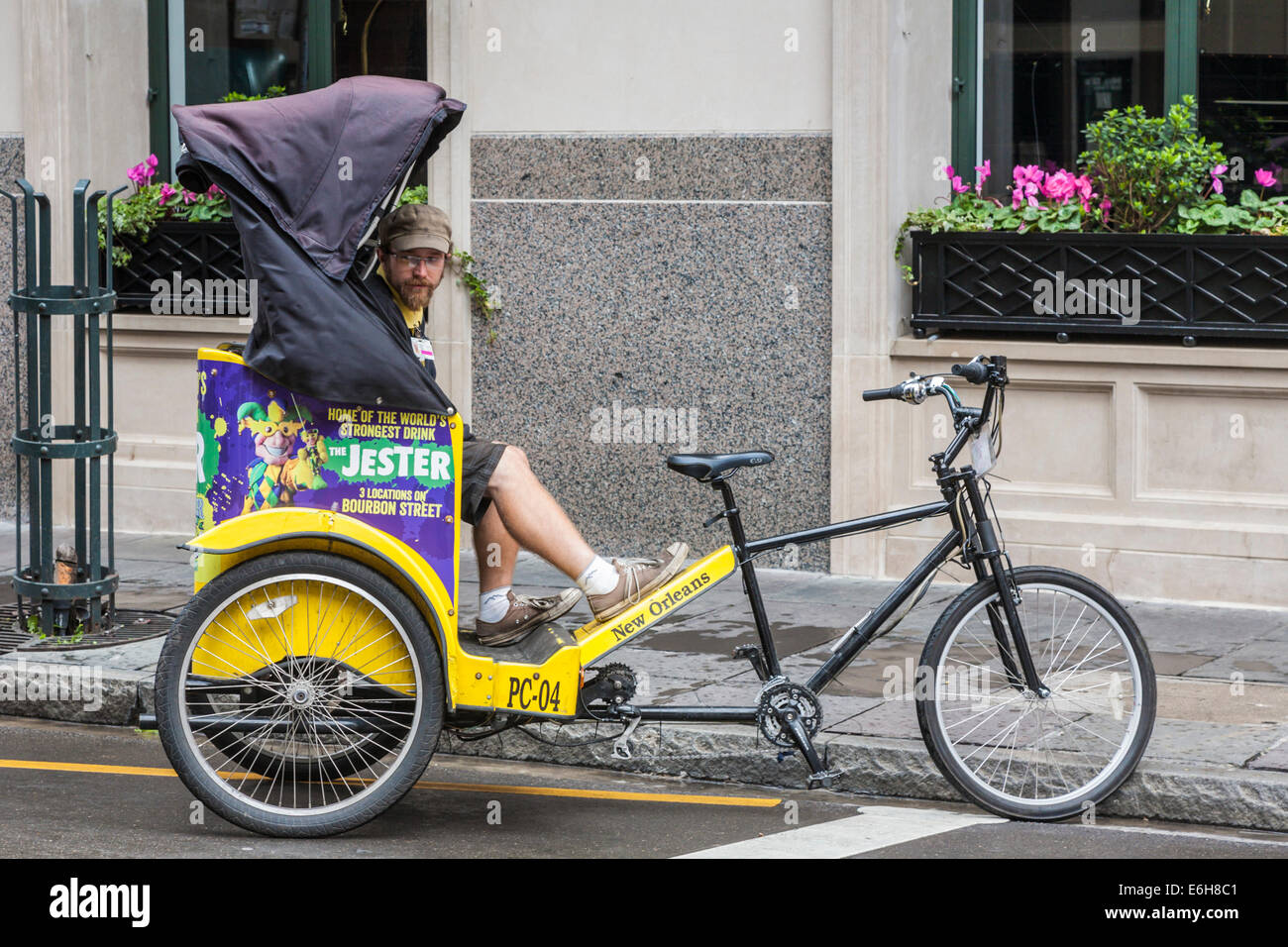 Moto taxista mira desde el asiento del pasajero cubierto en un día lluvioso  en Nueva Orleans, Luisiana Fotografía de stock - Alamy