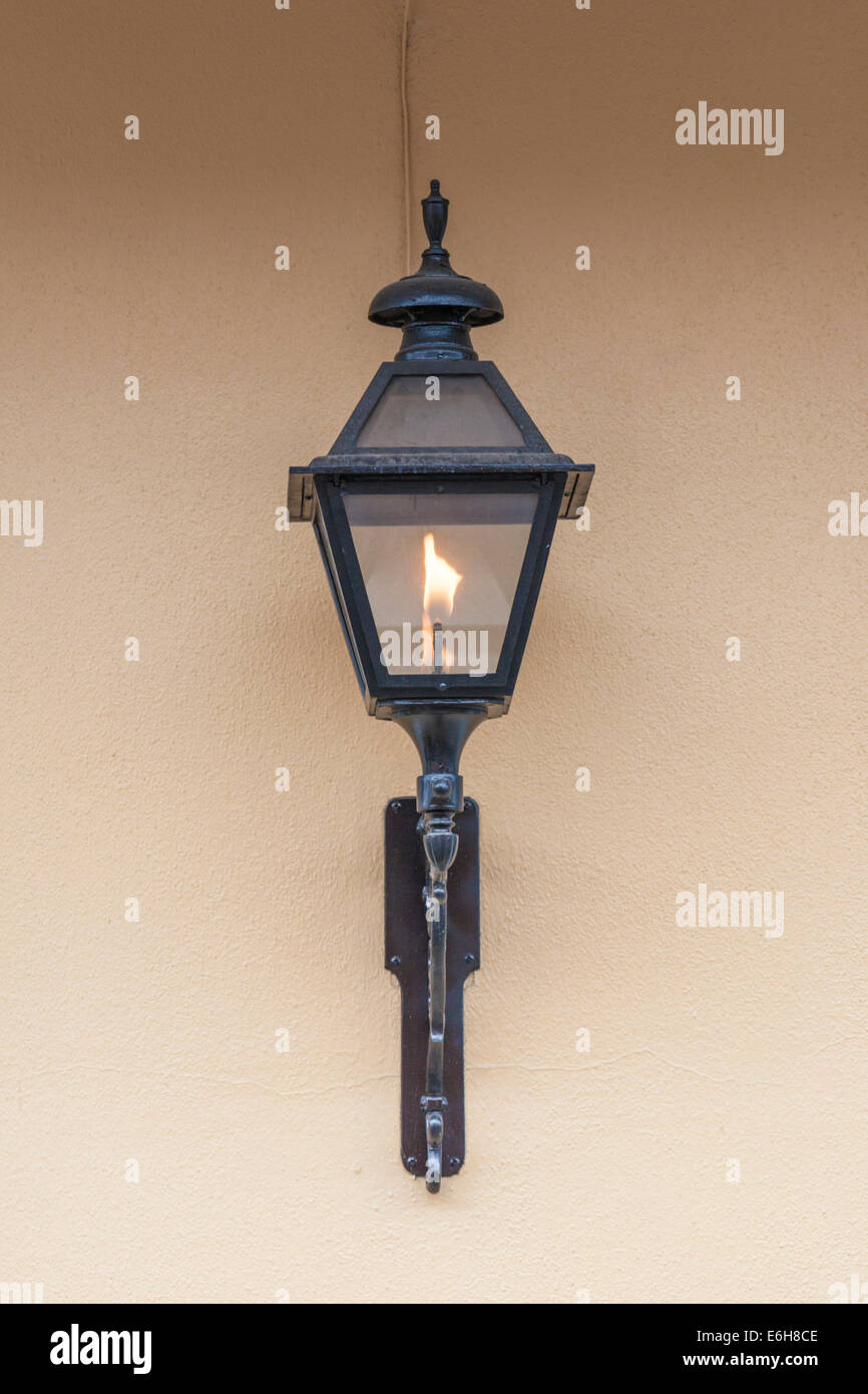 Luz de Gas el candelabro de pared en el exterior del edificio en el Barrio  Francés de Nueva Orleans, Luisiana Fotografía de stock - Alamy