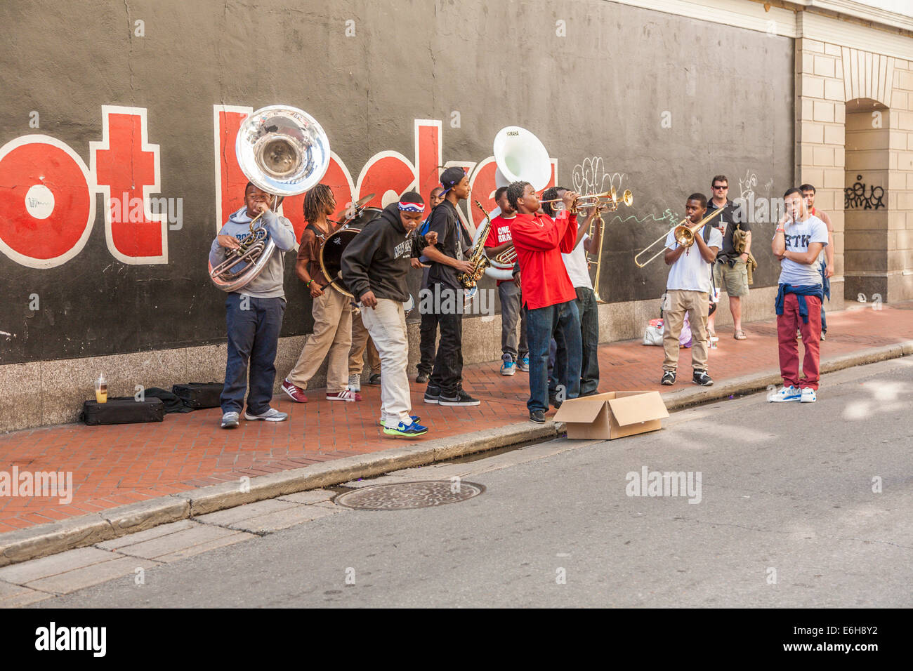 Brass Band tocando música para consejos sobre la Calle Bourbon en el French Quarter de Nueva Orleans Foto de stock