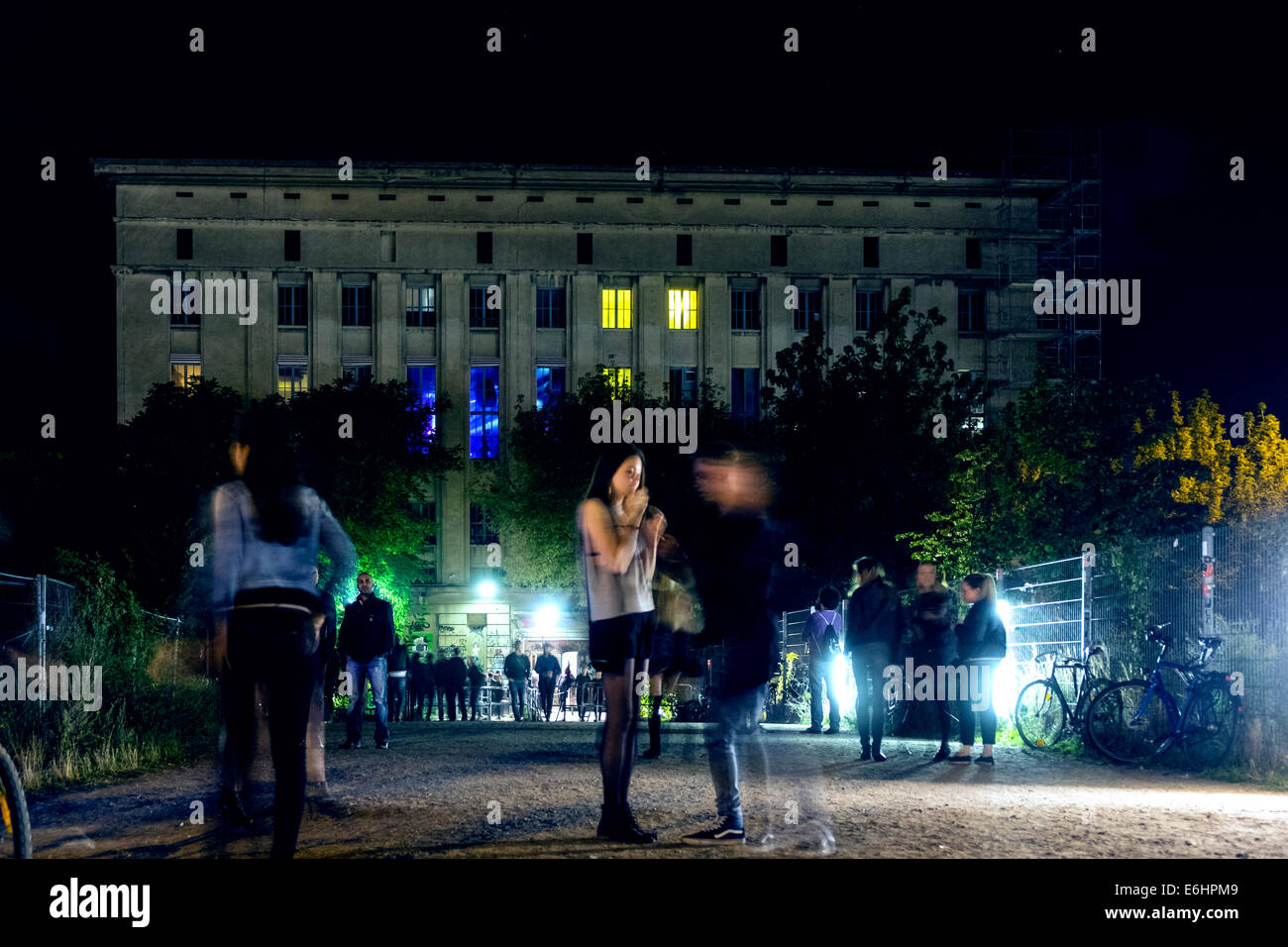 Vista nocturna de personas esperando fuera de la entrada a la famosa  discoteca Berghain en Friedrichshain Berlín ALEMANIA Fotografía de stock -  Alamy