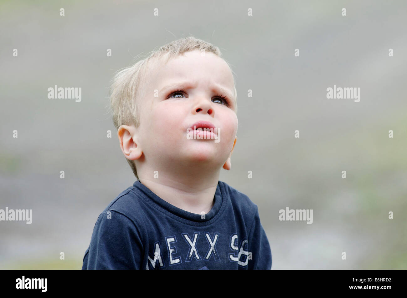 Retrato de un joven muchacho rubio (2 1/2 años) mirando hacia arriba Foto de stock