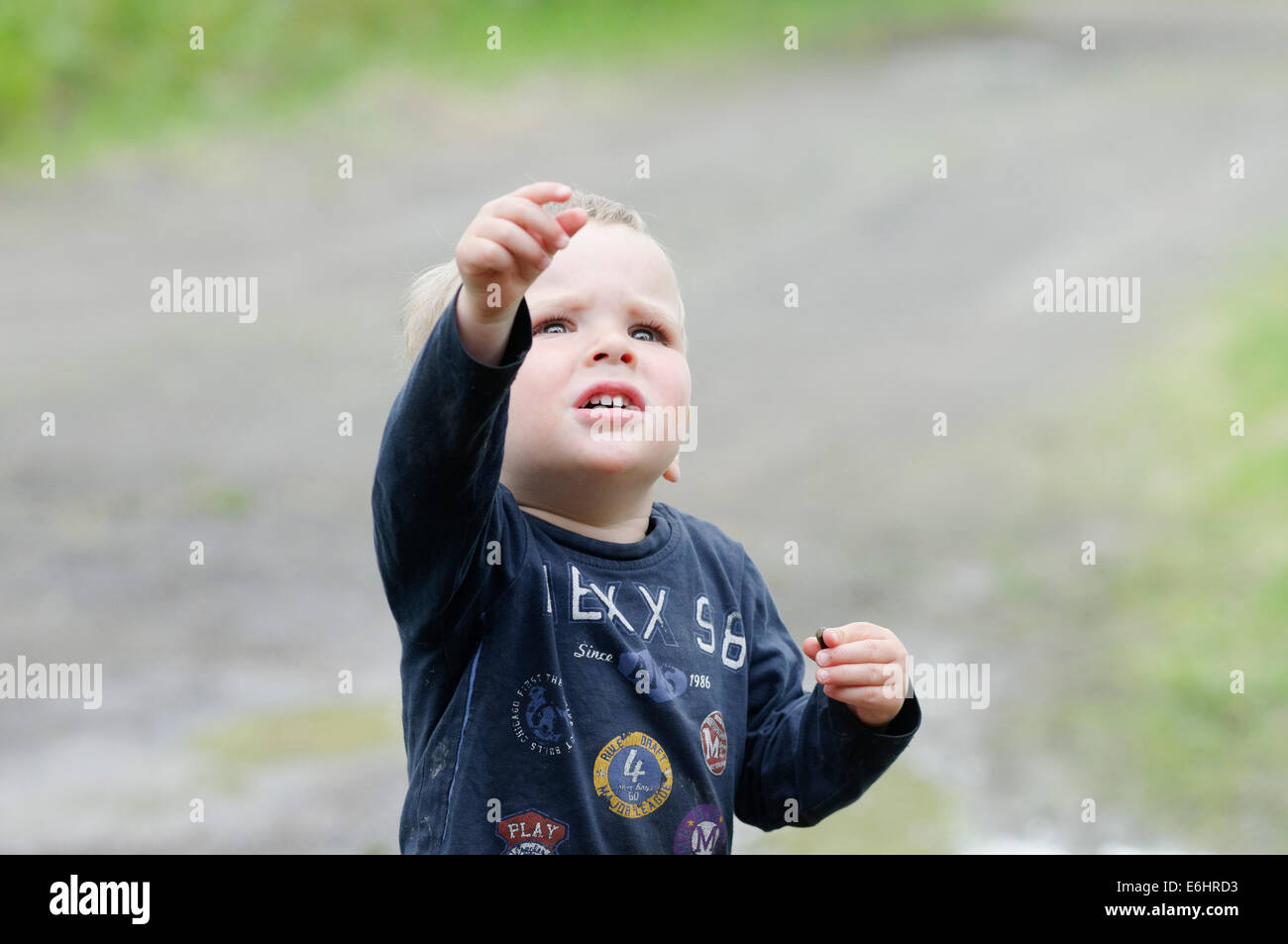 Retrato de un joven muchacho rubio (2 1/2 años) mirando hacia arriba Foto de stock