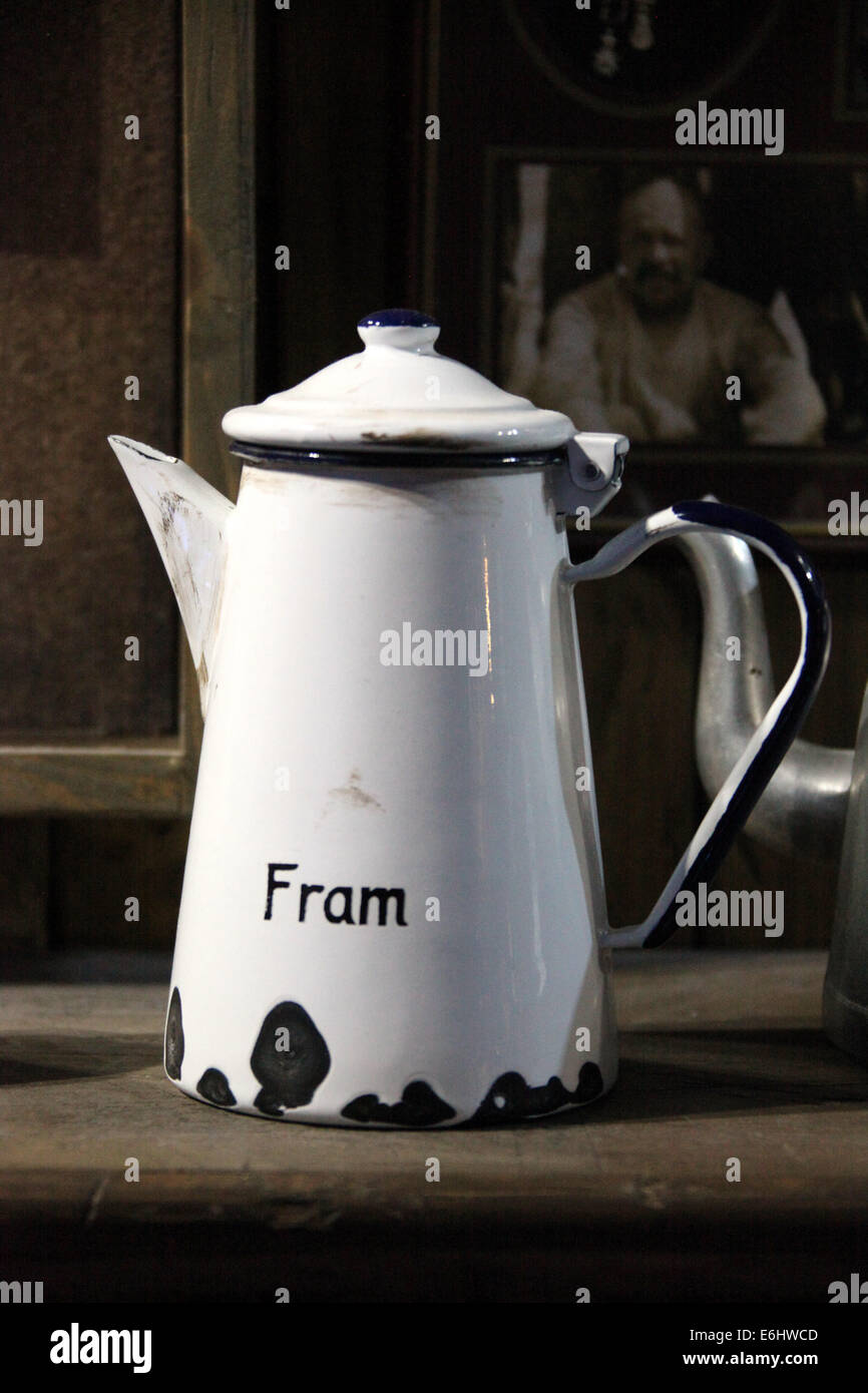 Cafetera en exhibición en el Museo de Oslo que fue usada en Noruega  expediciones a bordo del buque polar Fram Fotografía de stock - Alamy