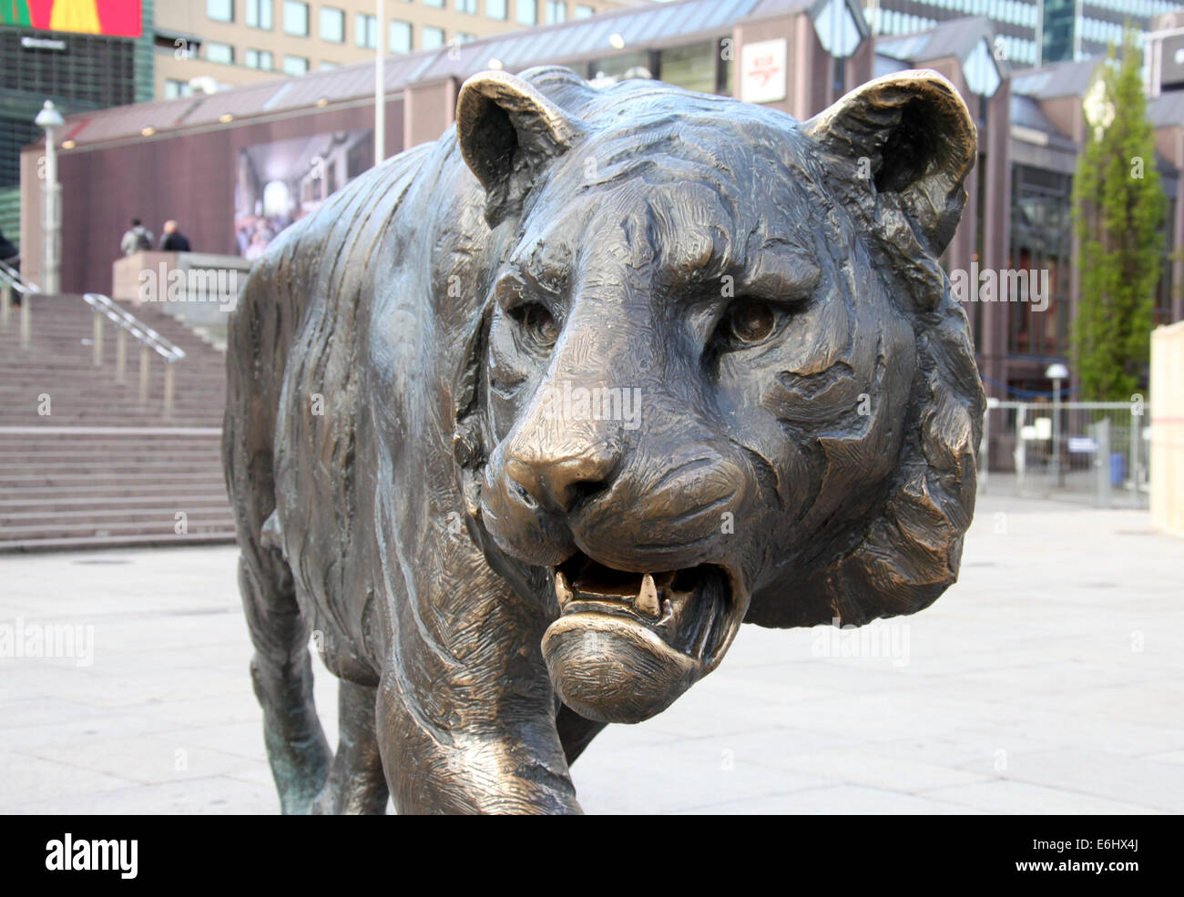 La estatua de bronce de tigre que se encuentra enfrente de la estación
