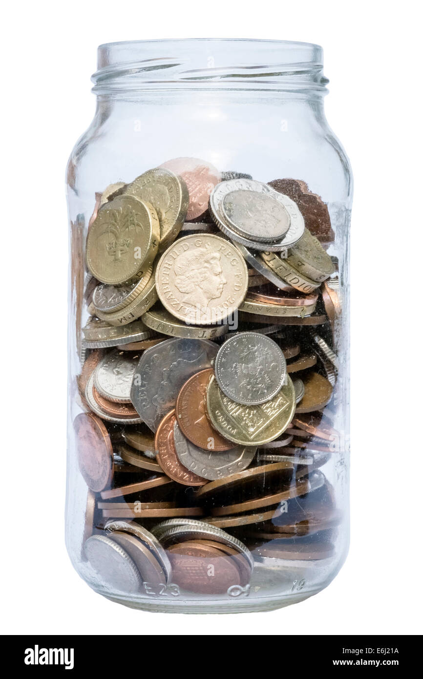 Tarro de mermelada lleno de monedas recortadas o aislado sobre un fondo blanco. Foto de stock