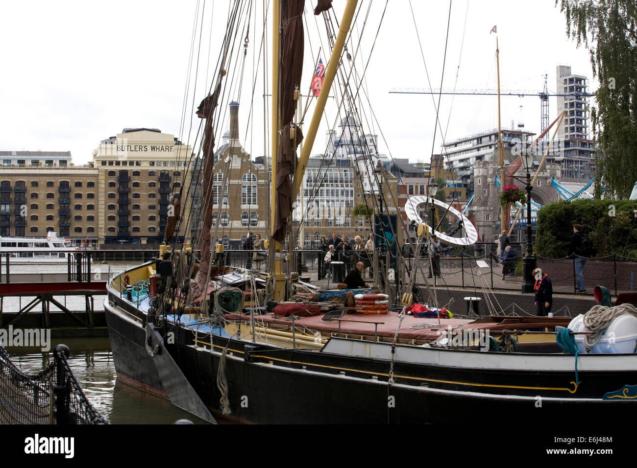 Buque completamente aparejados dejando Katherine docks Londres Inglaterra Foto de stock