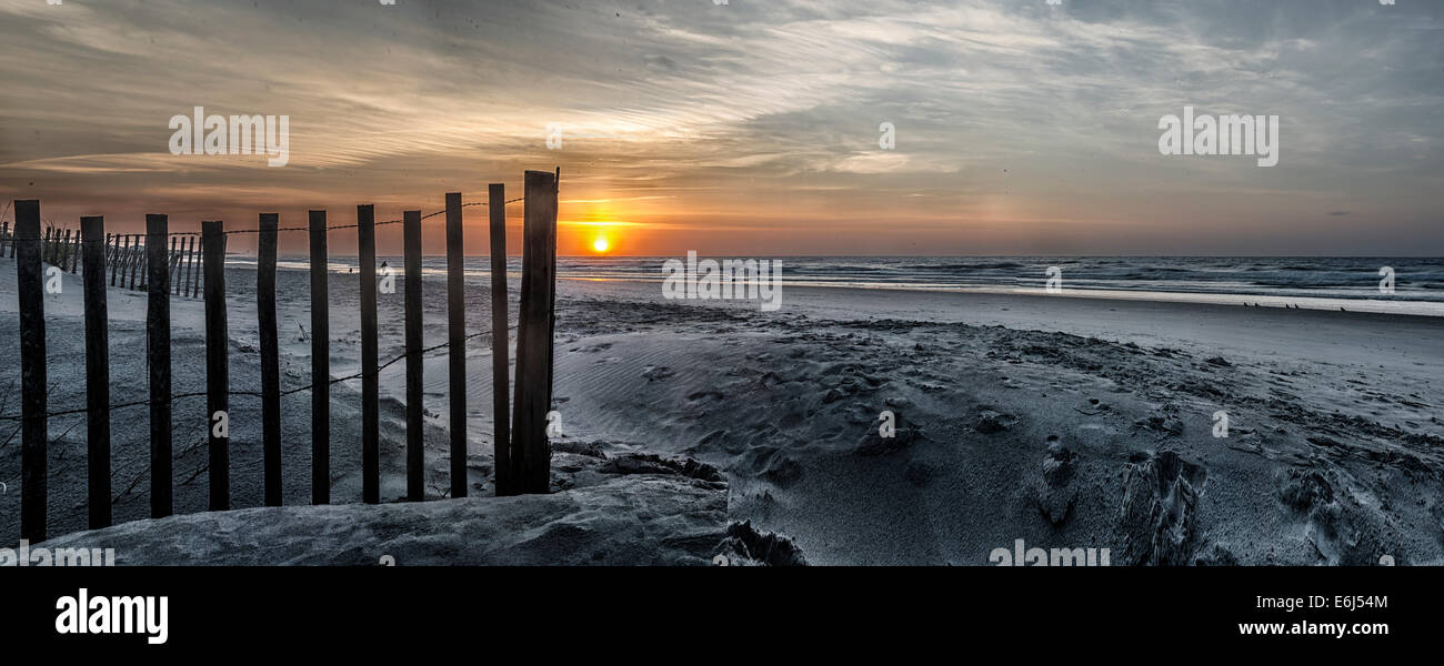 Un amanecer imagen panorámica de Topsail Beach,Carolina del Norte Foto de stock