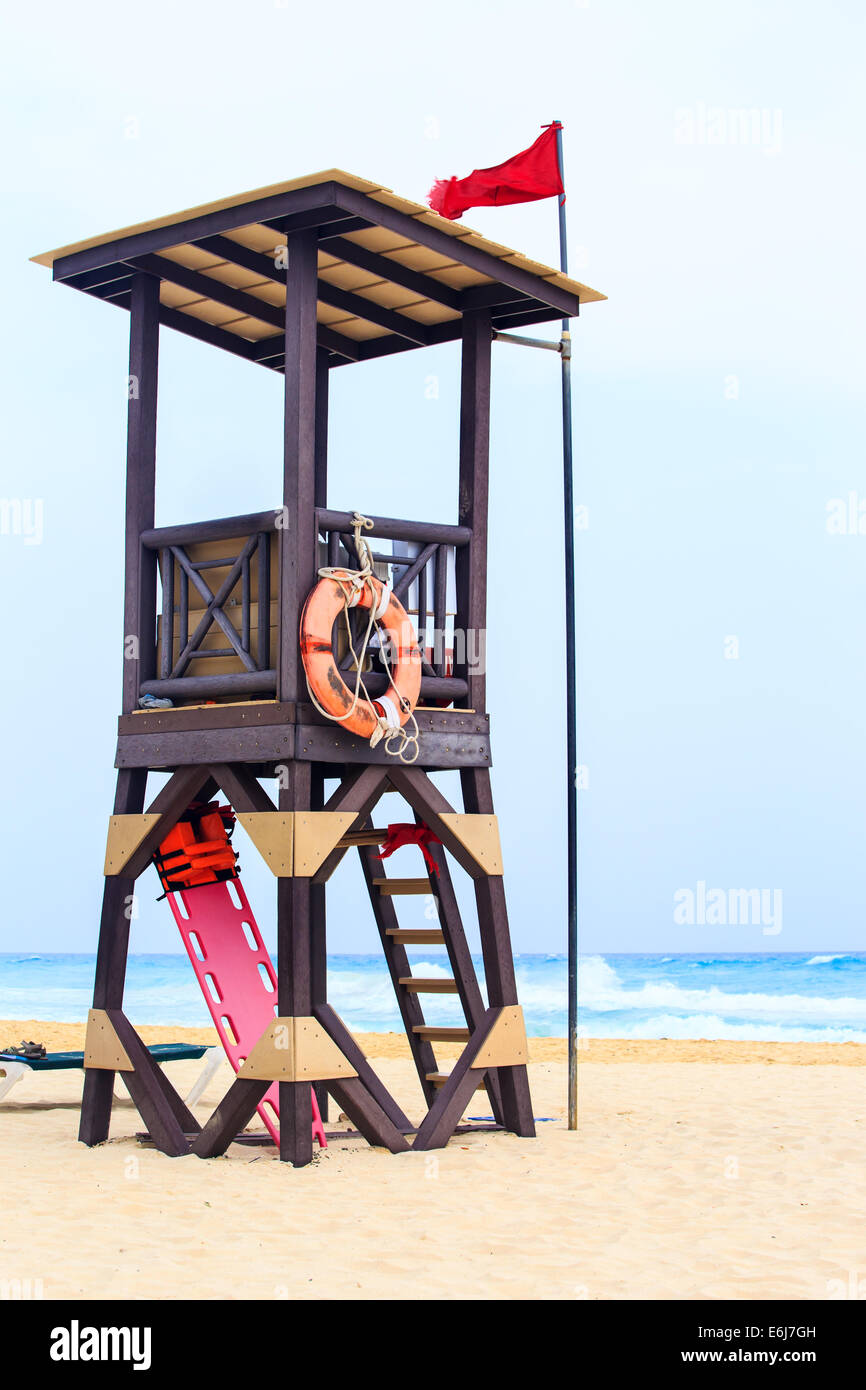 Cabaña de vigilante de la playa en la costa mexicana en Playa del Carmen Foto de stock