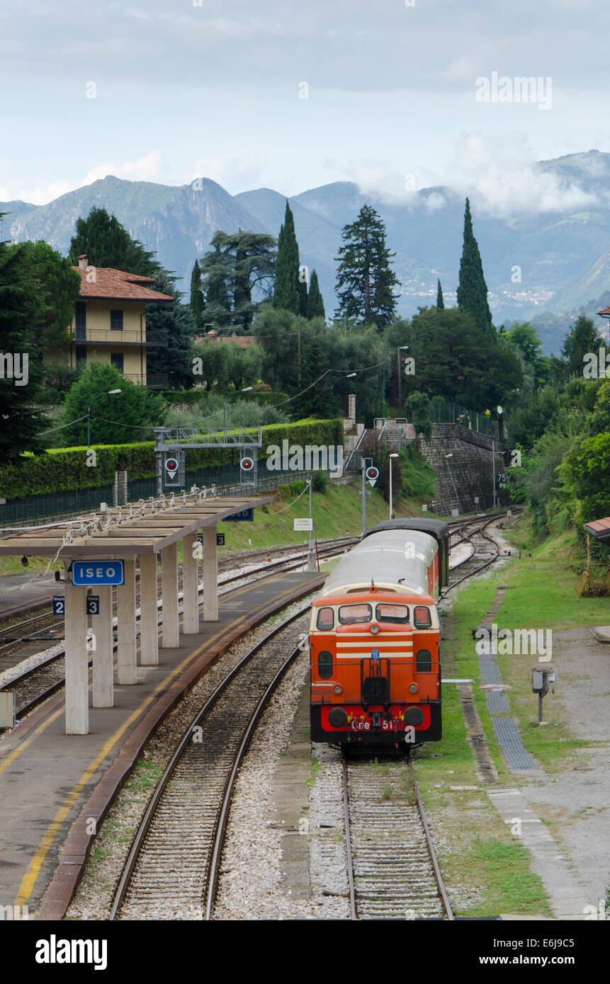 Llegada del tren en la estación de tren de Iseo, cerca del lago de Iseo, Lombardía, Italia. Foto de stock