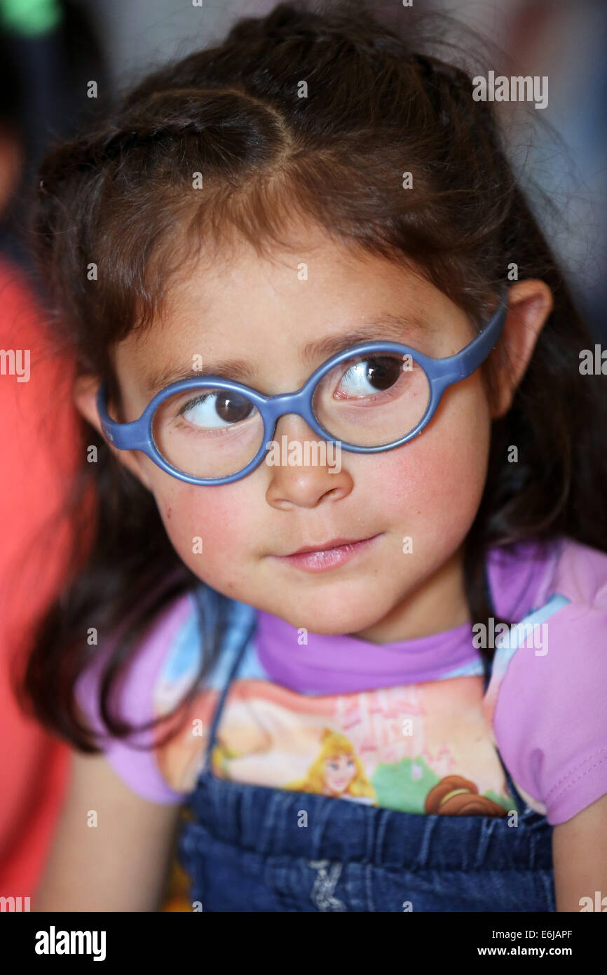 Retrato de una niña (4 años) con grandes gafas de sol en un jardín de  infantes, Bogotá, Colombia Fotografía de stock - Alamy