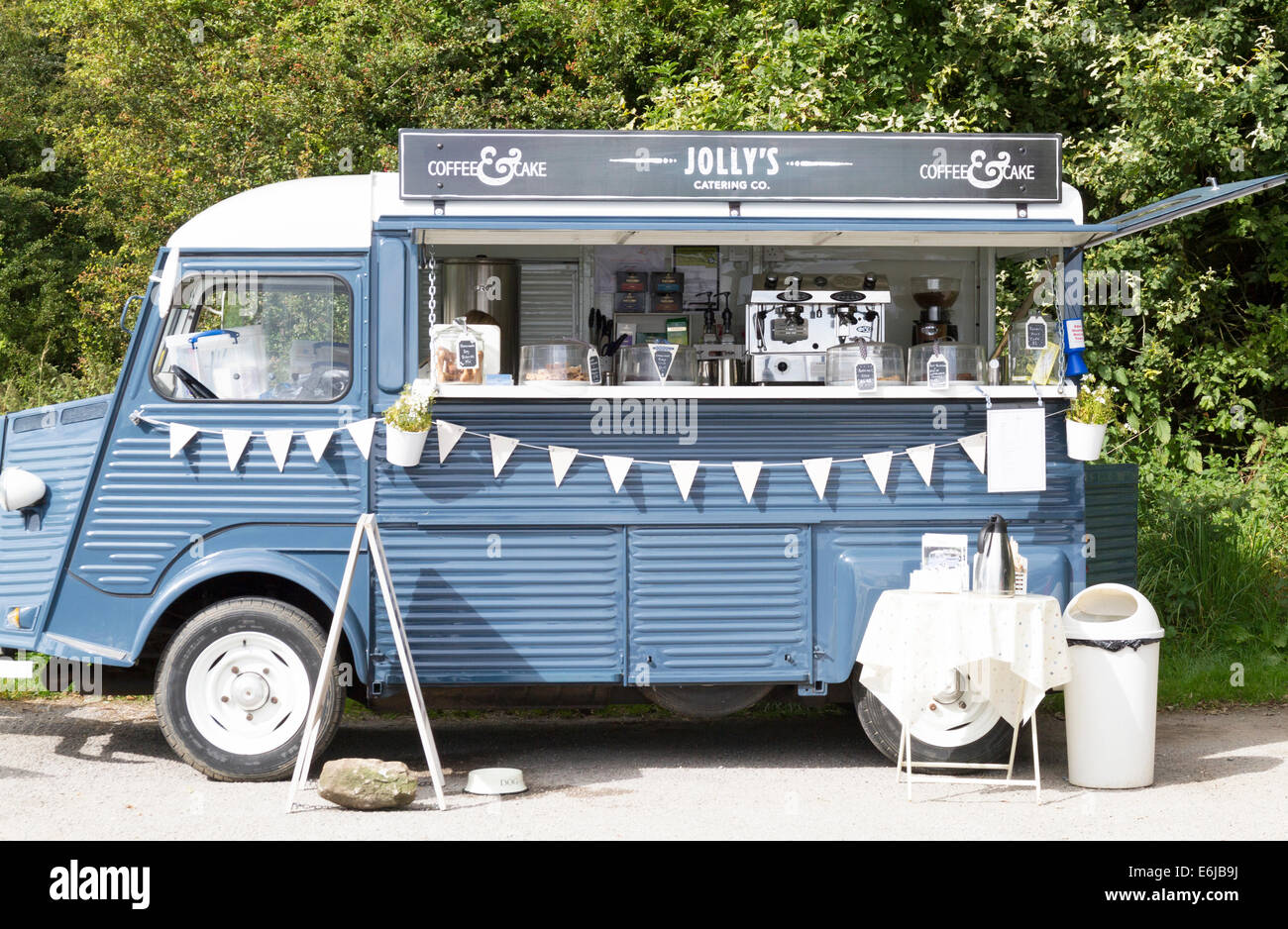 Jolly de la torta y café de comercio van en un aparcamiento de coches en Derbyshire Foto de stock