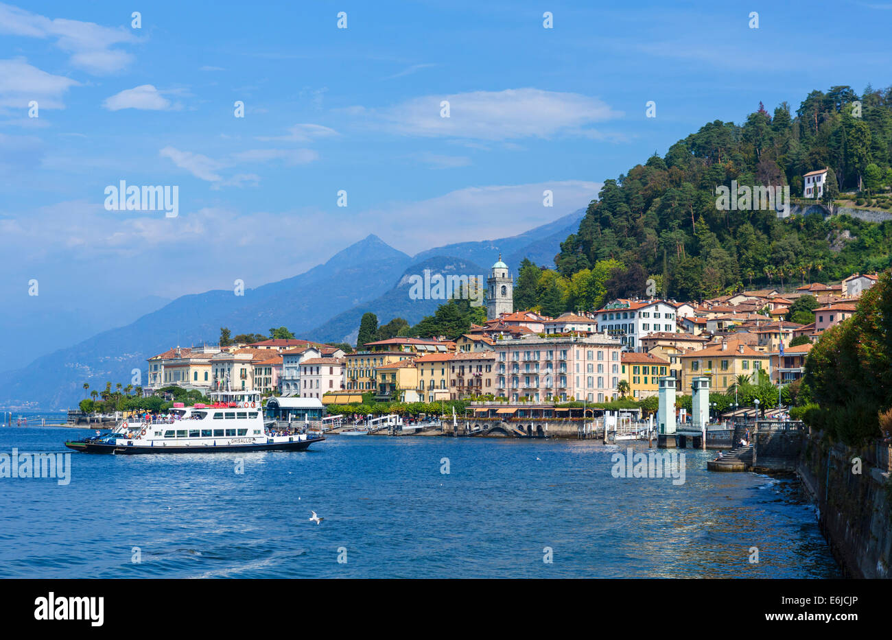 Ferry acercándose al dock en Bellagio, Lago de Como, lagos italianos, Lombardía, Italia Foto de stock