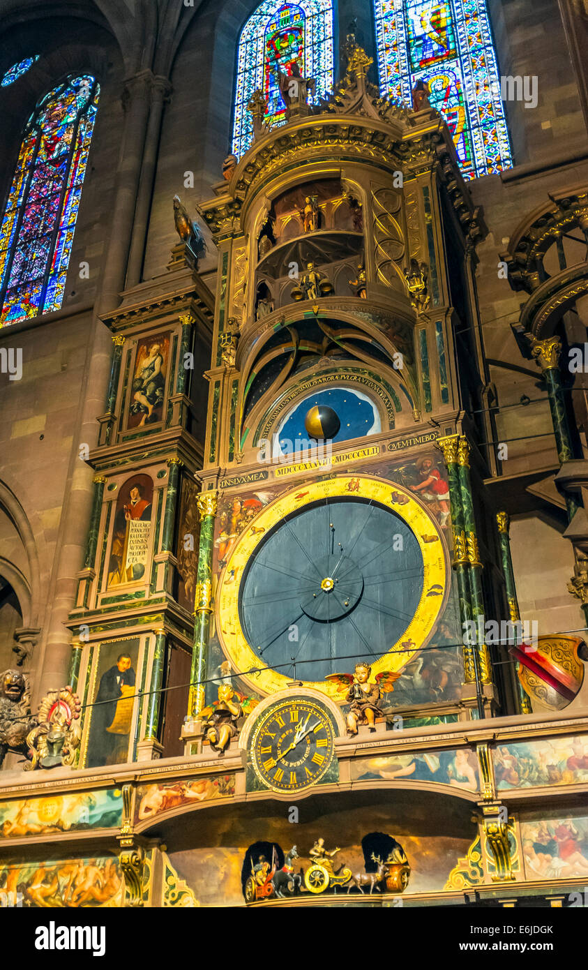 Reloj Astronómico, Notre-Dame, la catedral gótica del siglo XIV, de  Estrasburgo, Alsacia, Francia Fotografía de stock - Alamy