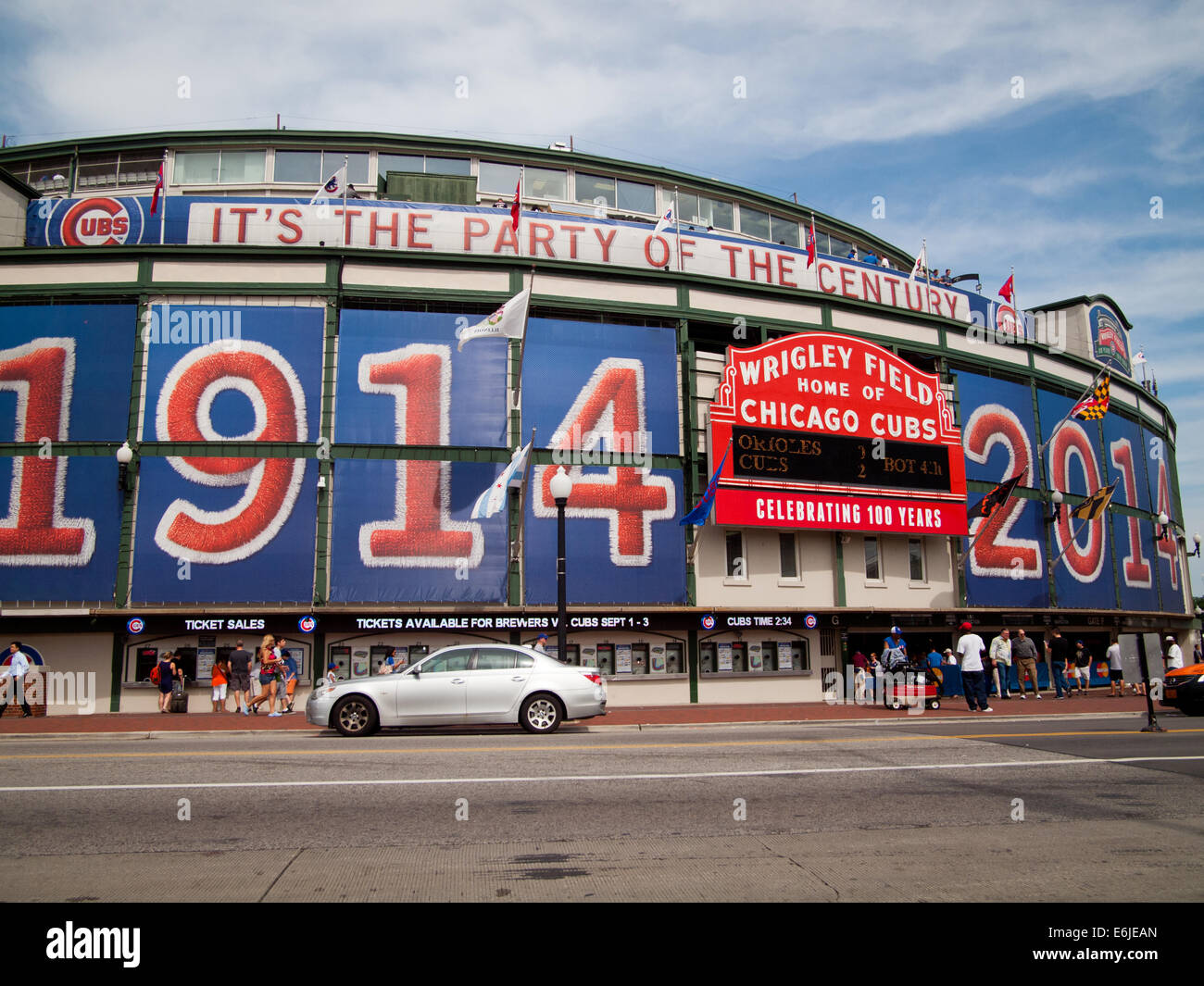 El famoso estadio Wrigley Field y marquesina exterior del estadio de béisbol en 2014, el 100º aniversario de la Ballpark. Chicago. Foto de stock