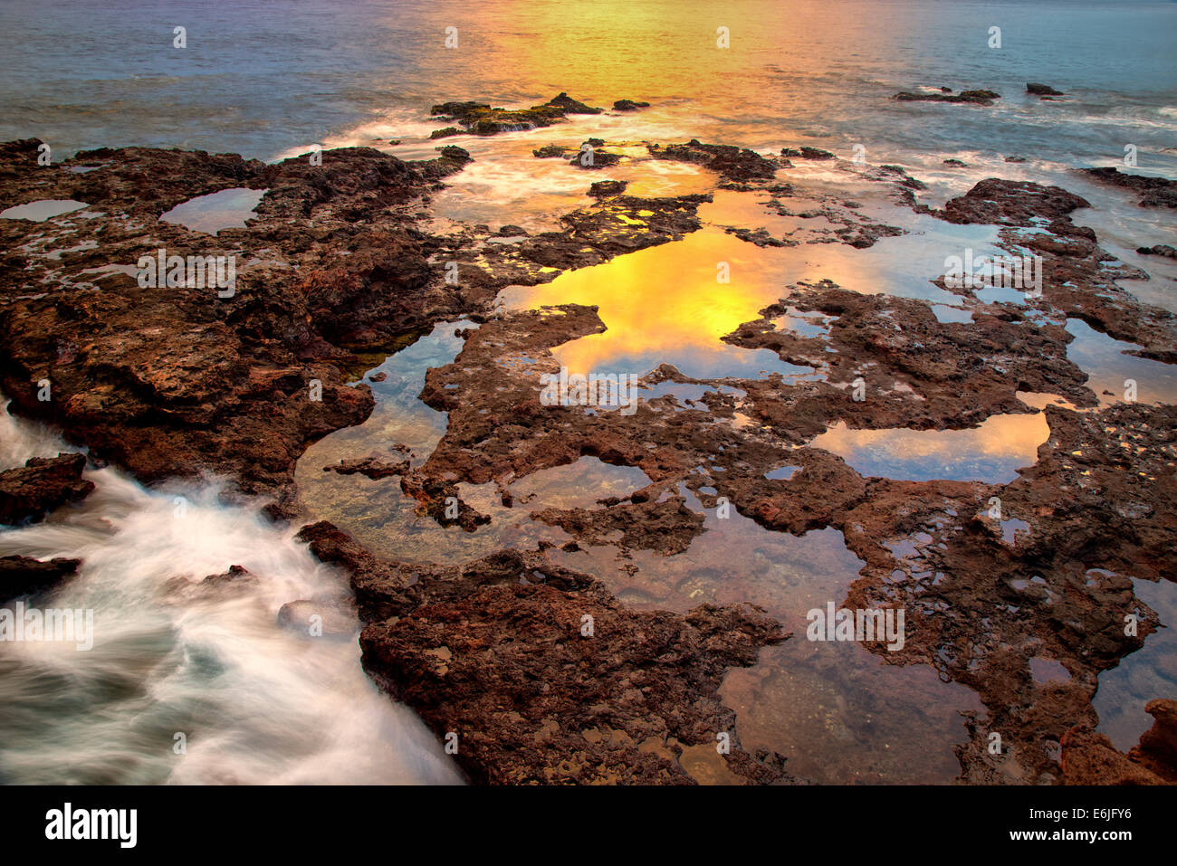 Reflejo del atardecer en la marea baja. Lanai, Hawai. Foto de stock