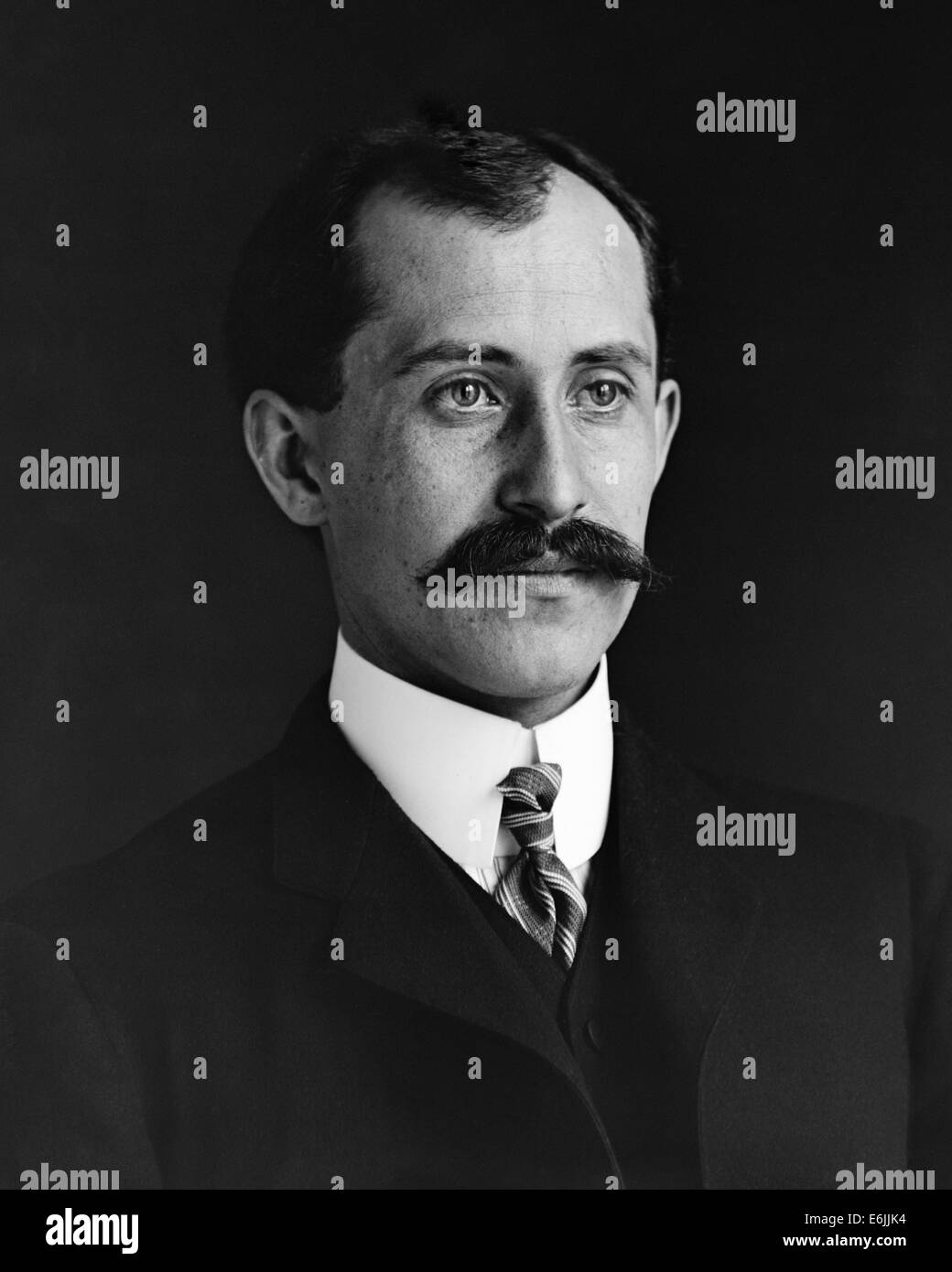 Orville Wright, de 34 años de edad, cabeza y hombros con bigote en 1905. Foto de stock
