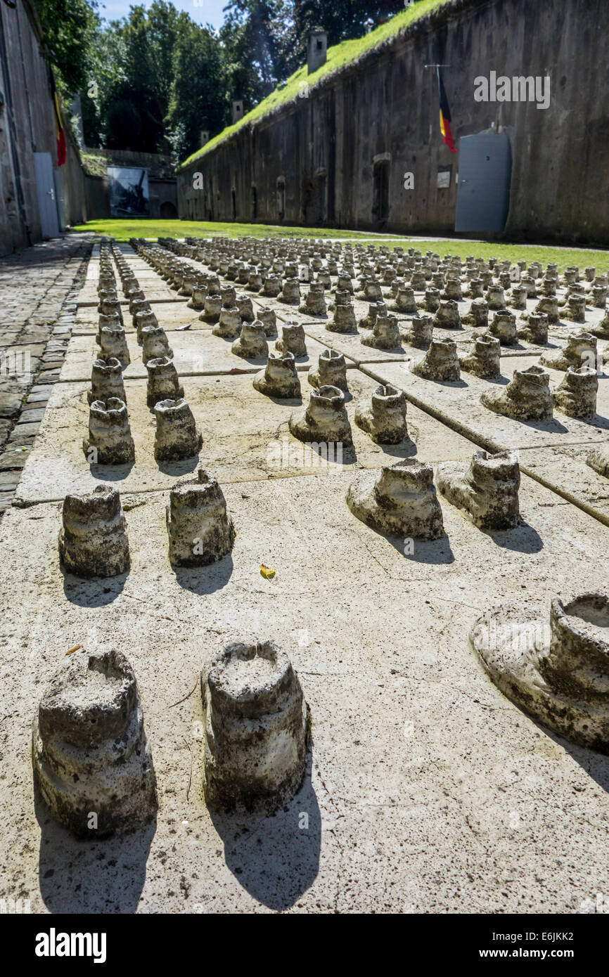 Pares de botas recordando la Guerra Mundial uno de los soldados que aún están enterrados bajo los escombros de la explosión del Fort Loncin, Bélgica Foto de stock