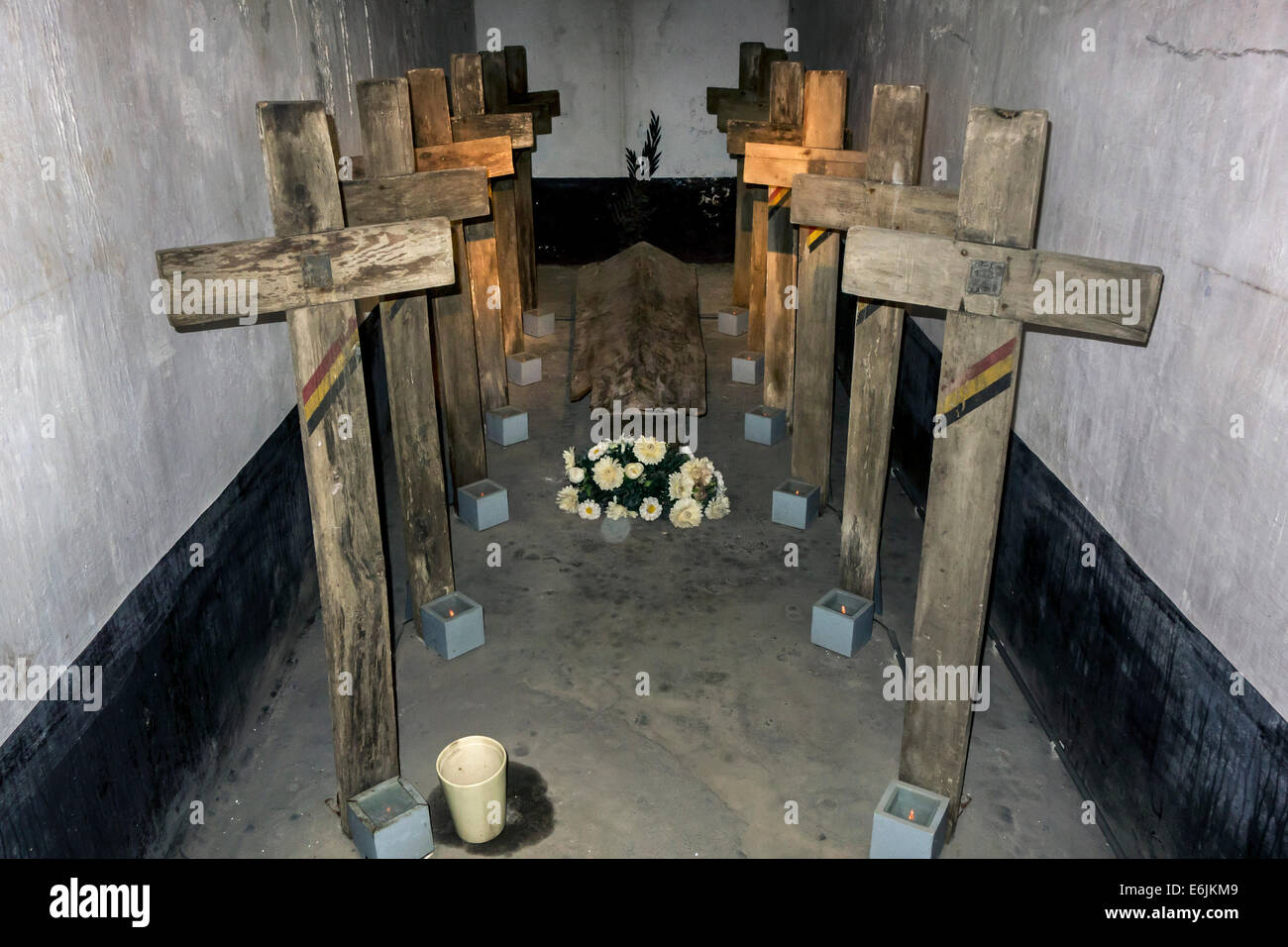 Cruces de madera de soldados muertos en la cripta del Fuerte de Loncin, destruido durante la I Guerra Mundial, en la batalla de Luik, Bélgica Foto de stock