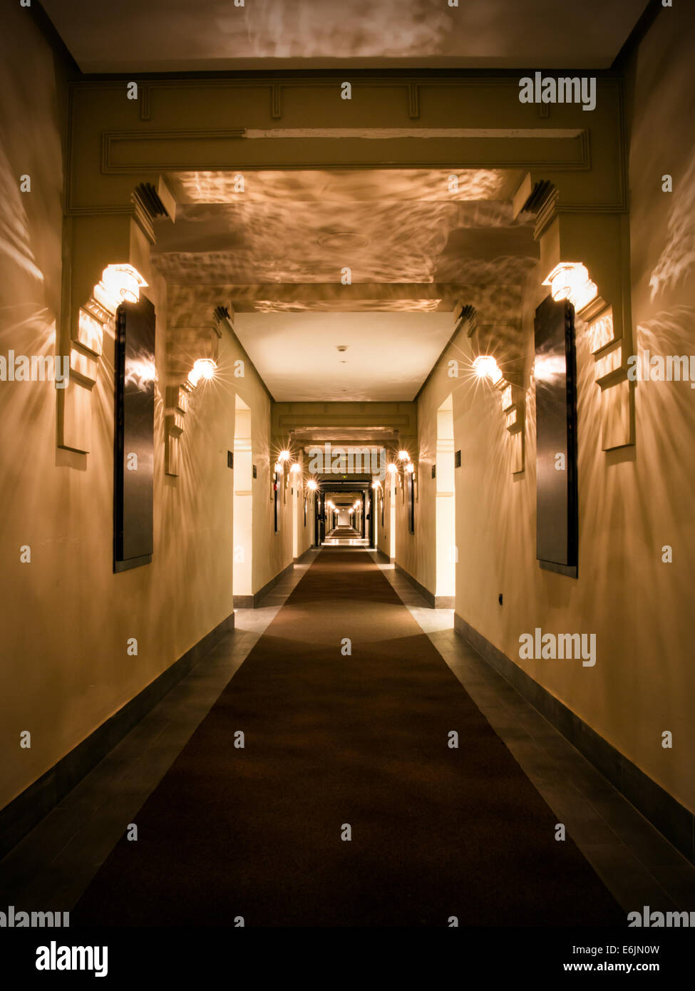 Moderno hotel vacío corredor en tono marrón Foto de stock