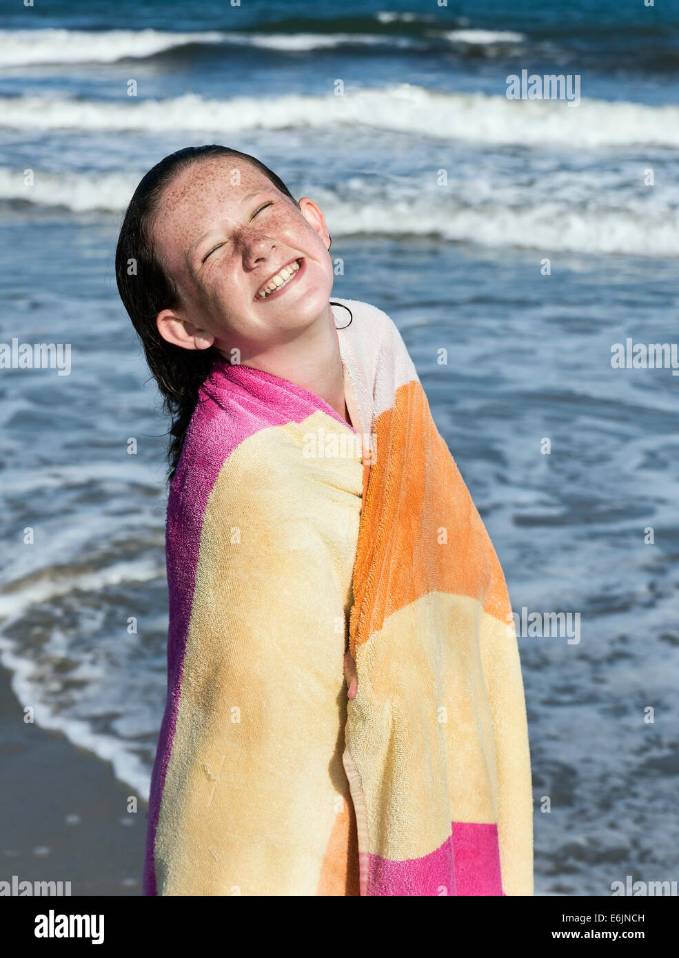 Lindo joven secado con una toalla de playa. Foto de stock