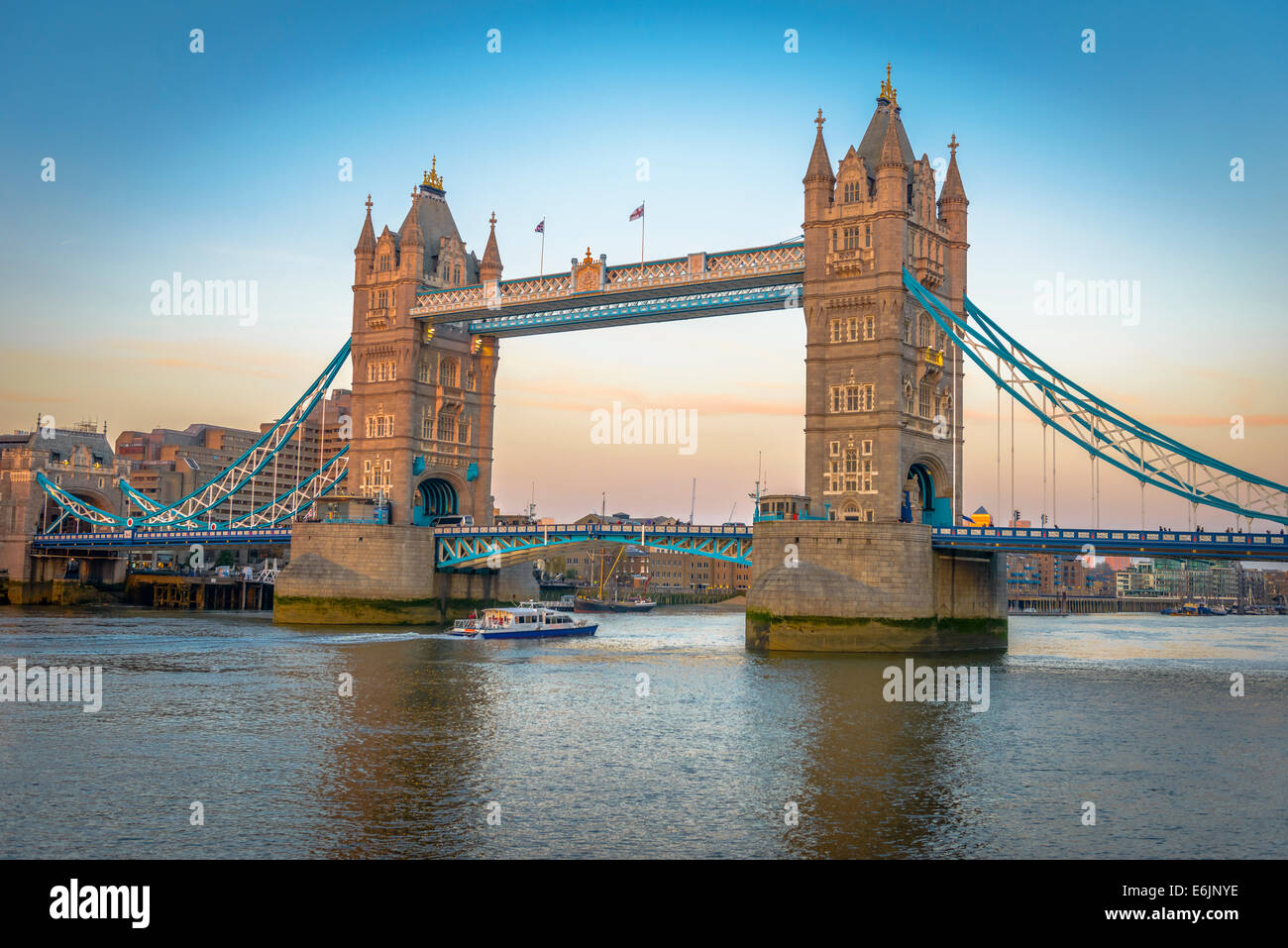 Tower Bridge es un puente de Londres. Cruza el Río Támesis, cerca de la Torre de Londres. Foto de stock