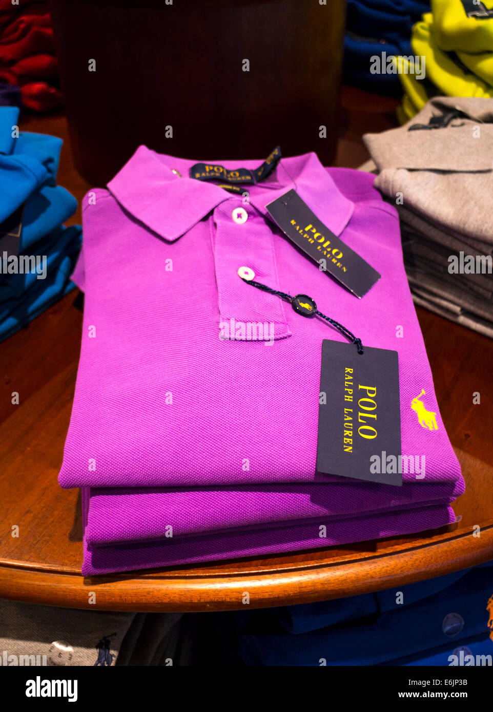 Camisas Polo Ralph Lauren en la pantalla Fotografía de stock - Alamy