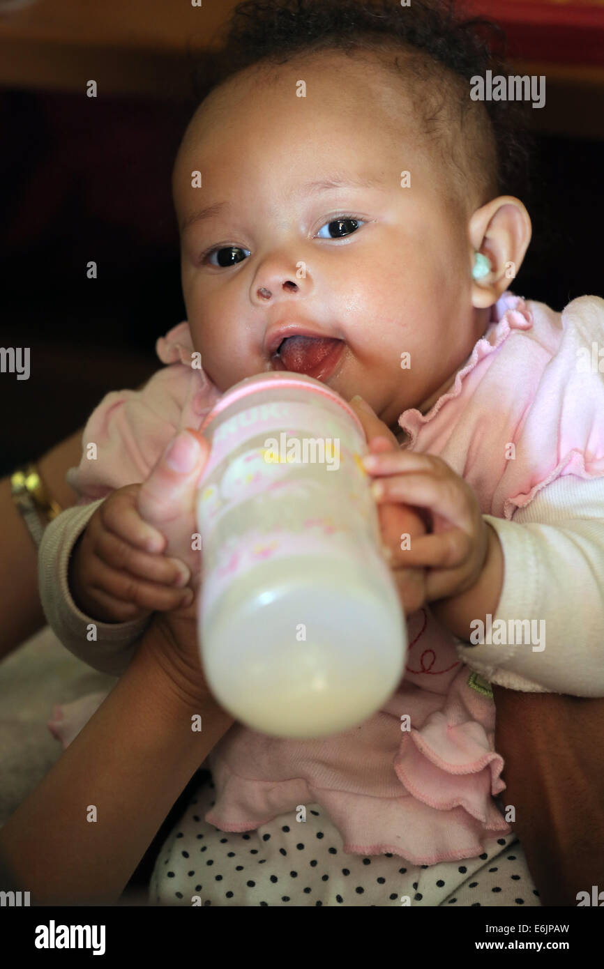 Bebe Recien Nacido Chica 7 Mes Chupando Su Botella De Leche Namibia Fotografia De Stock Alamy